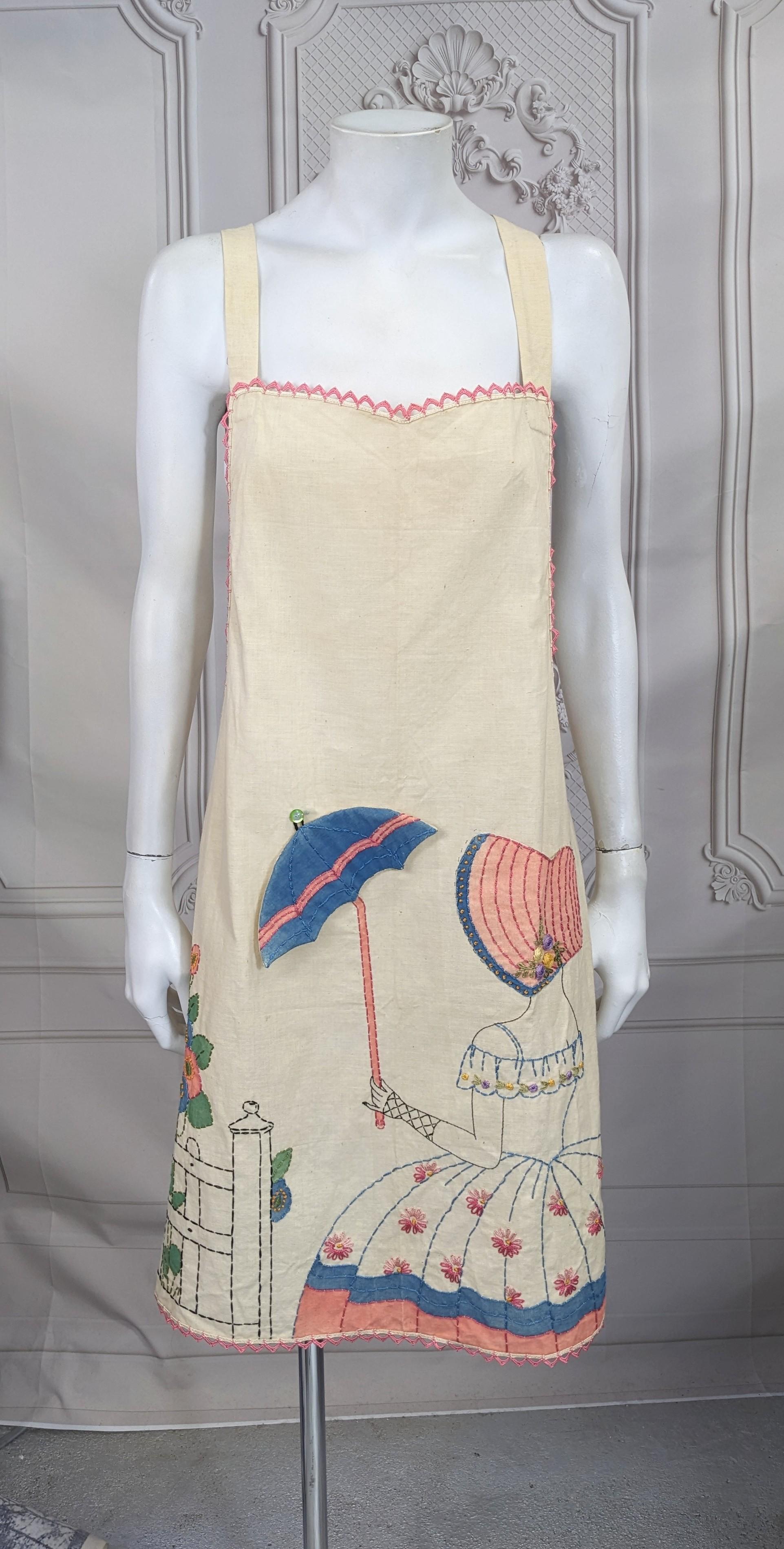 Art Deco Hand Crafted Figural Apron aus den 1920er Jahren. Diese bezaubernden Designs, die oft als DIY-Kits verkauft wurden, ermöglichten es den Frauen, sich in Handarbeit zu üben. Dieses Exemplar ist professionell mit handgemalten Bereichen