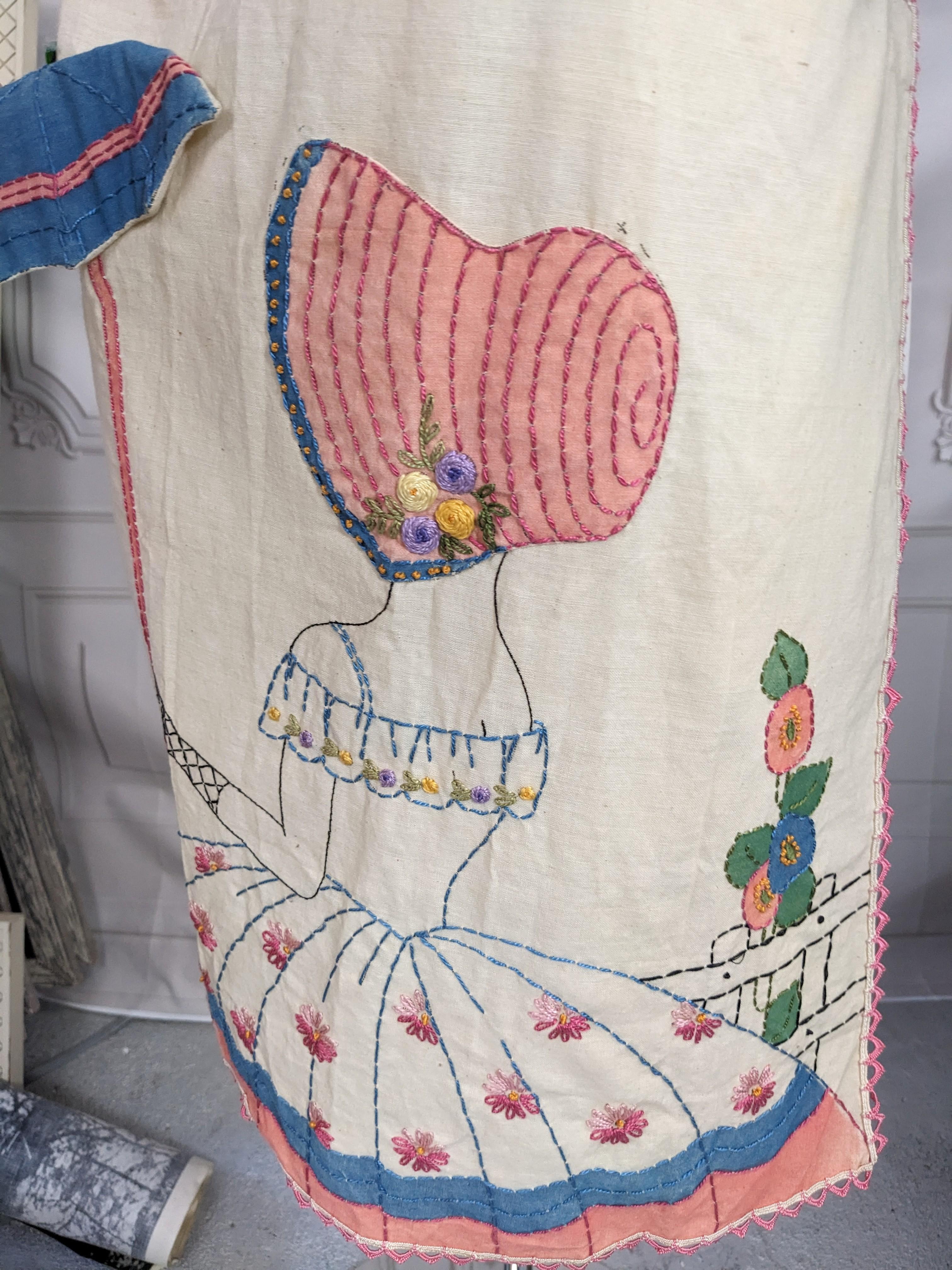 Art Deco Hand Crafted Figural Schürze im Angebot 1