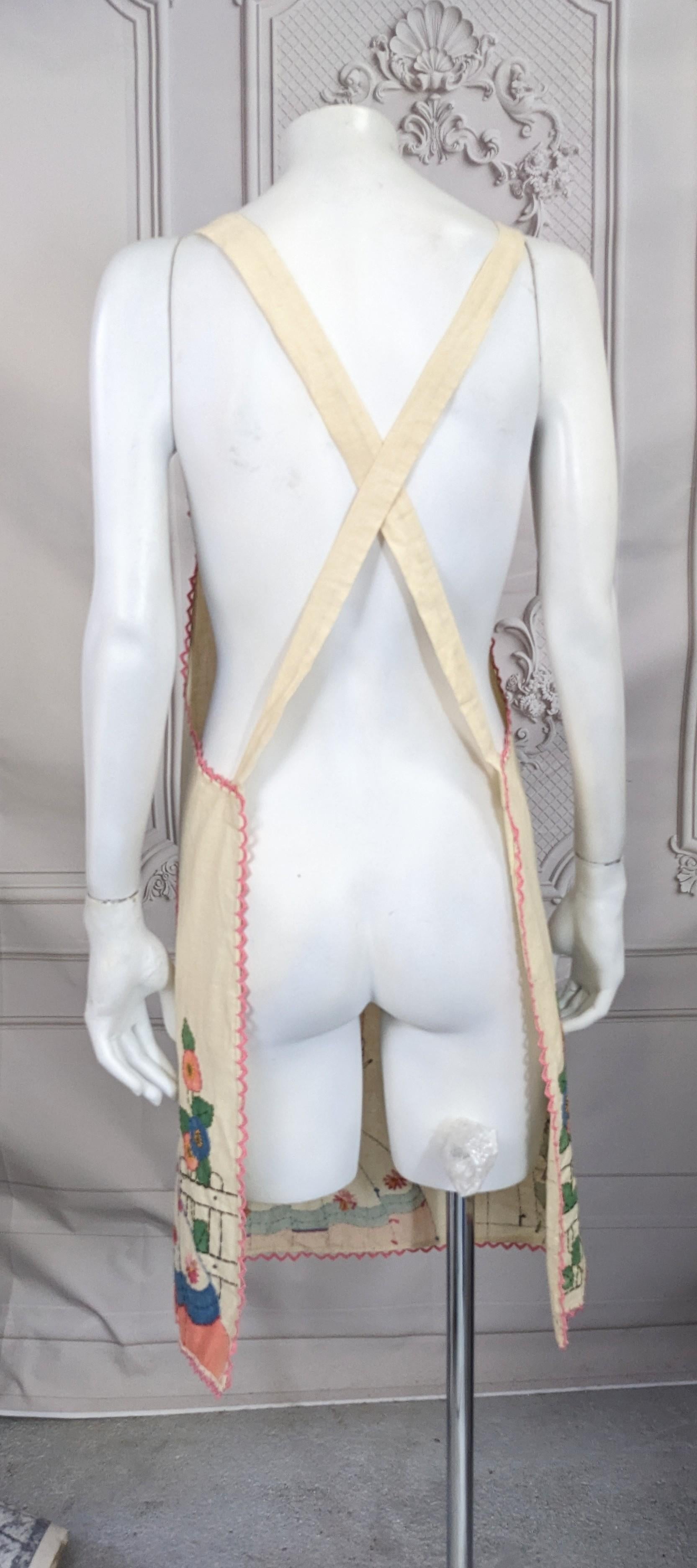 Art Deco Hand Crafted Figural Schürze im Angebot 2