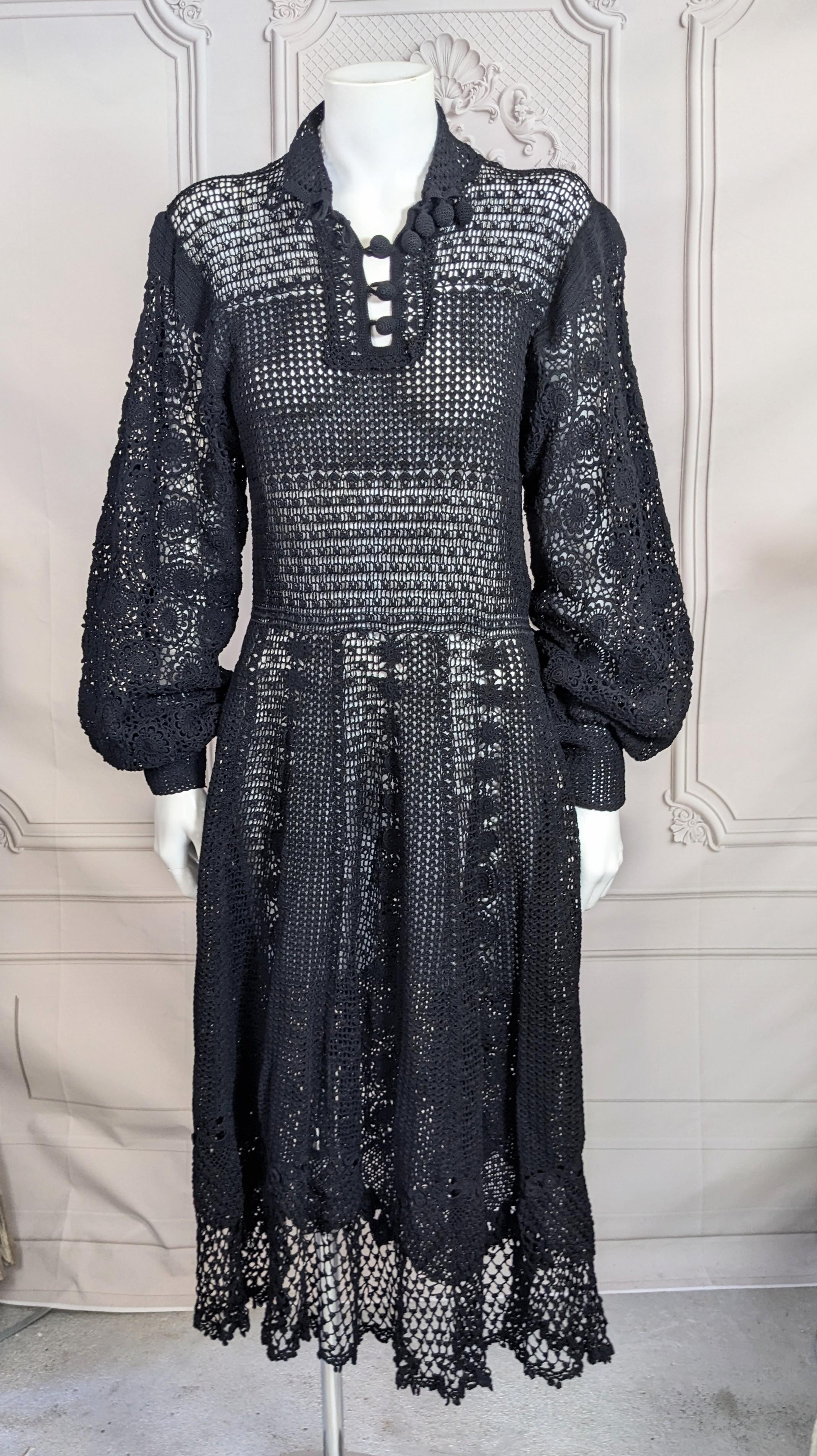 Incroyable robe Art déco au crochet des années 1930. Entièrement réalisée à la main en fil de coton avec différents points et motifs. Jupe ample avec des gorges de différents motifs. Se glisse sur la tête et s'orne de boutons boules au crochet à
