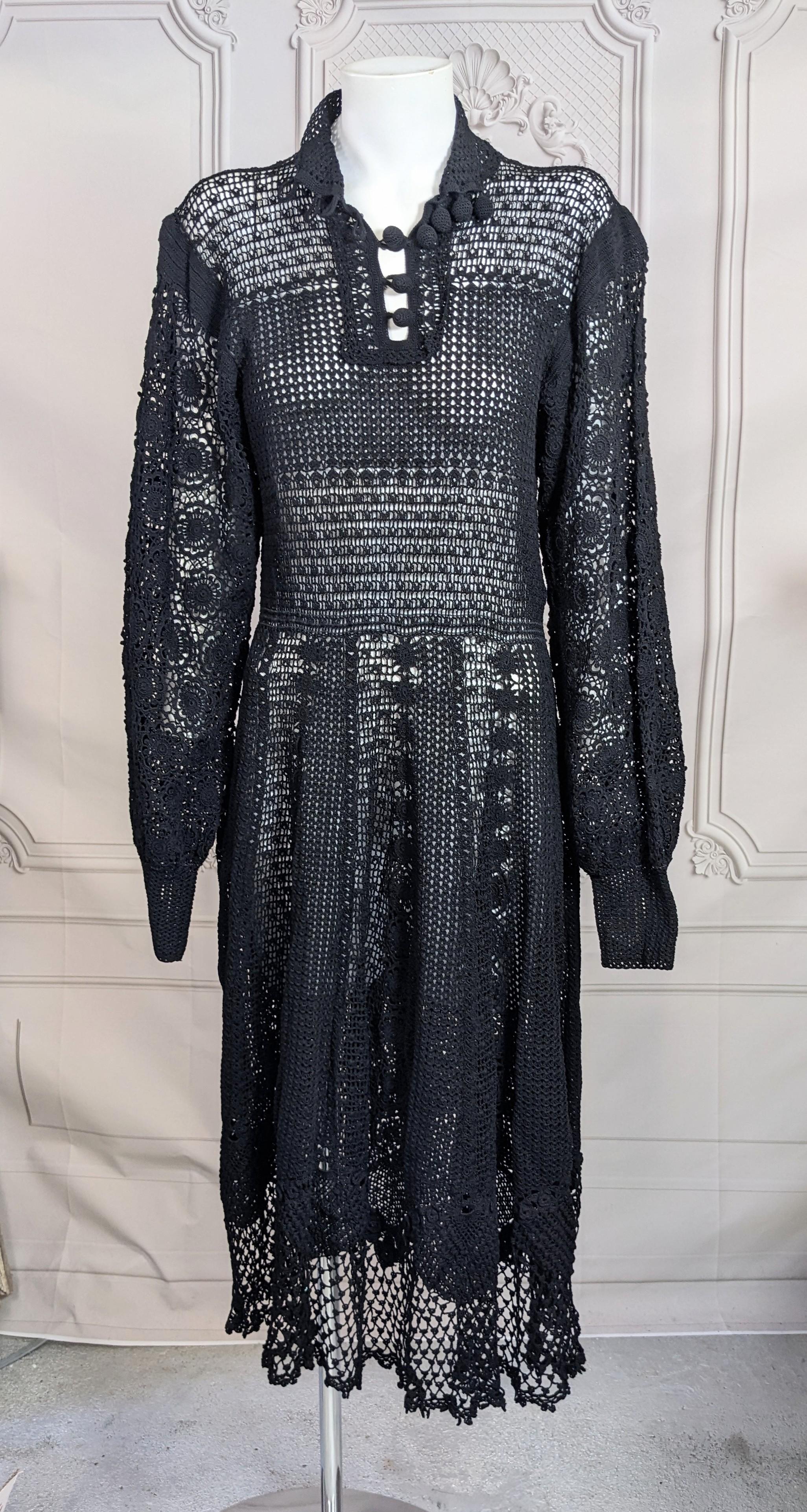 Noir Robe en crochet Art déco en vente