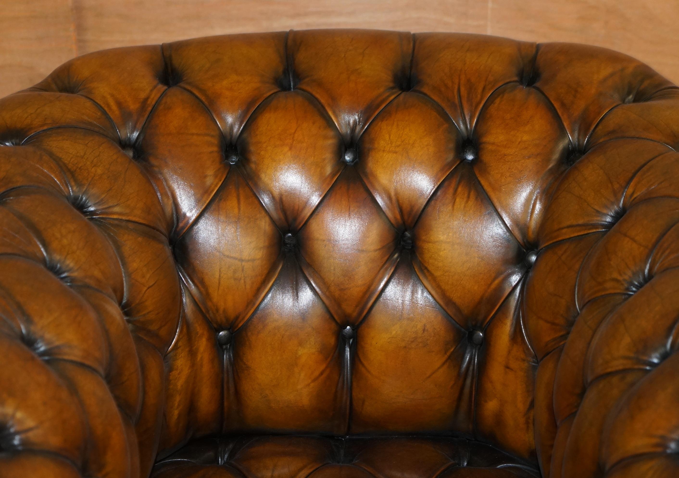 Fauteuil club Chesterfield Art Déco en cuir brun teint à la main entièrement boutonné en vente 4