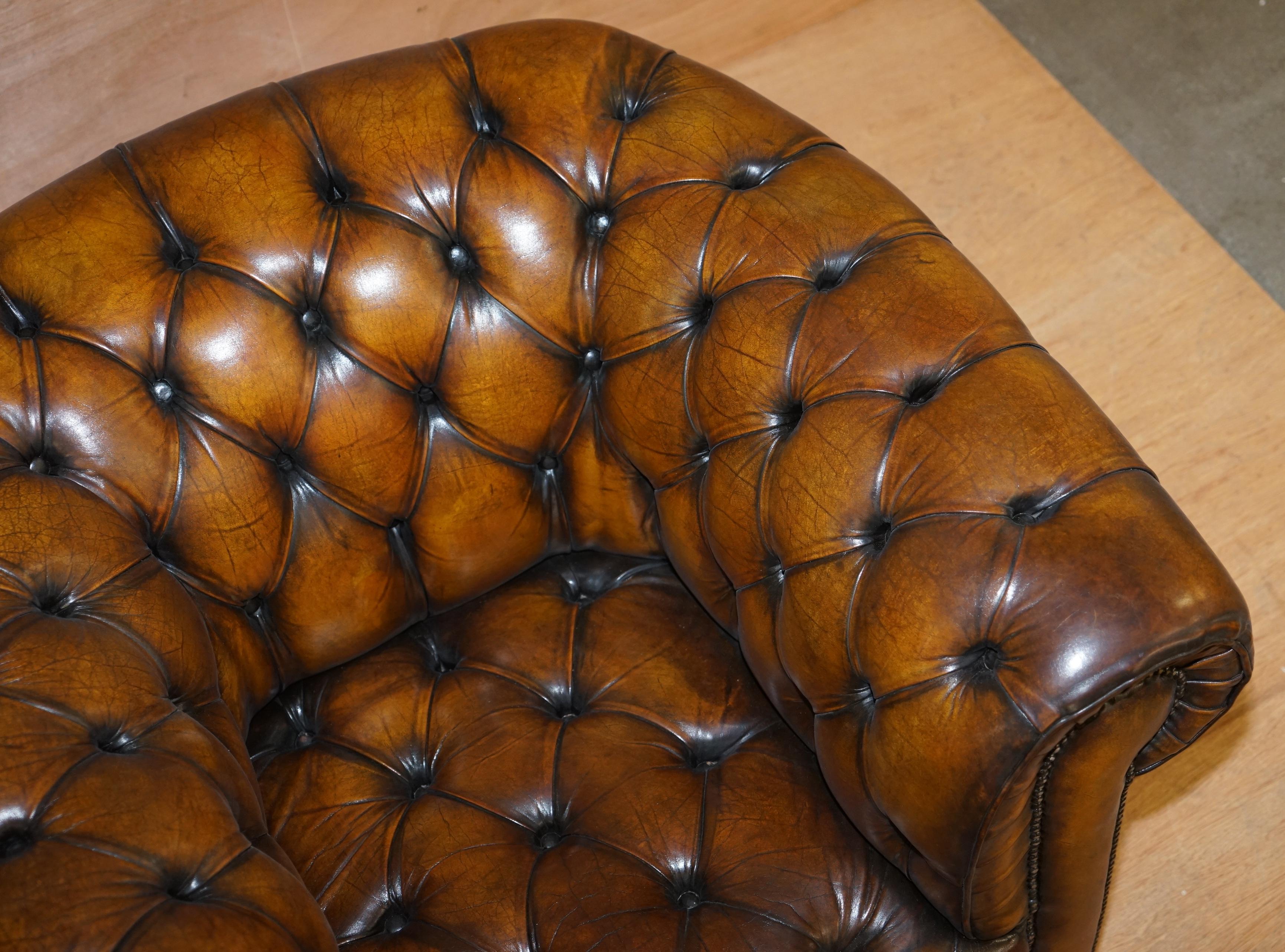 Fauteuil club Chesterfield Art Déco en cuir brun teint à la main entièrement boutonné en vente 5