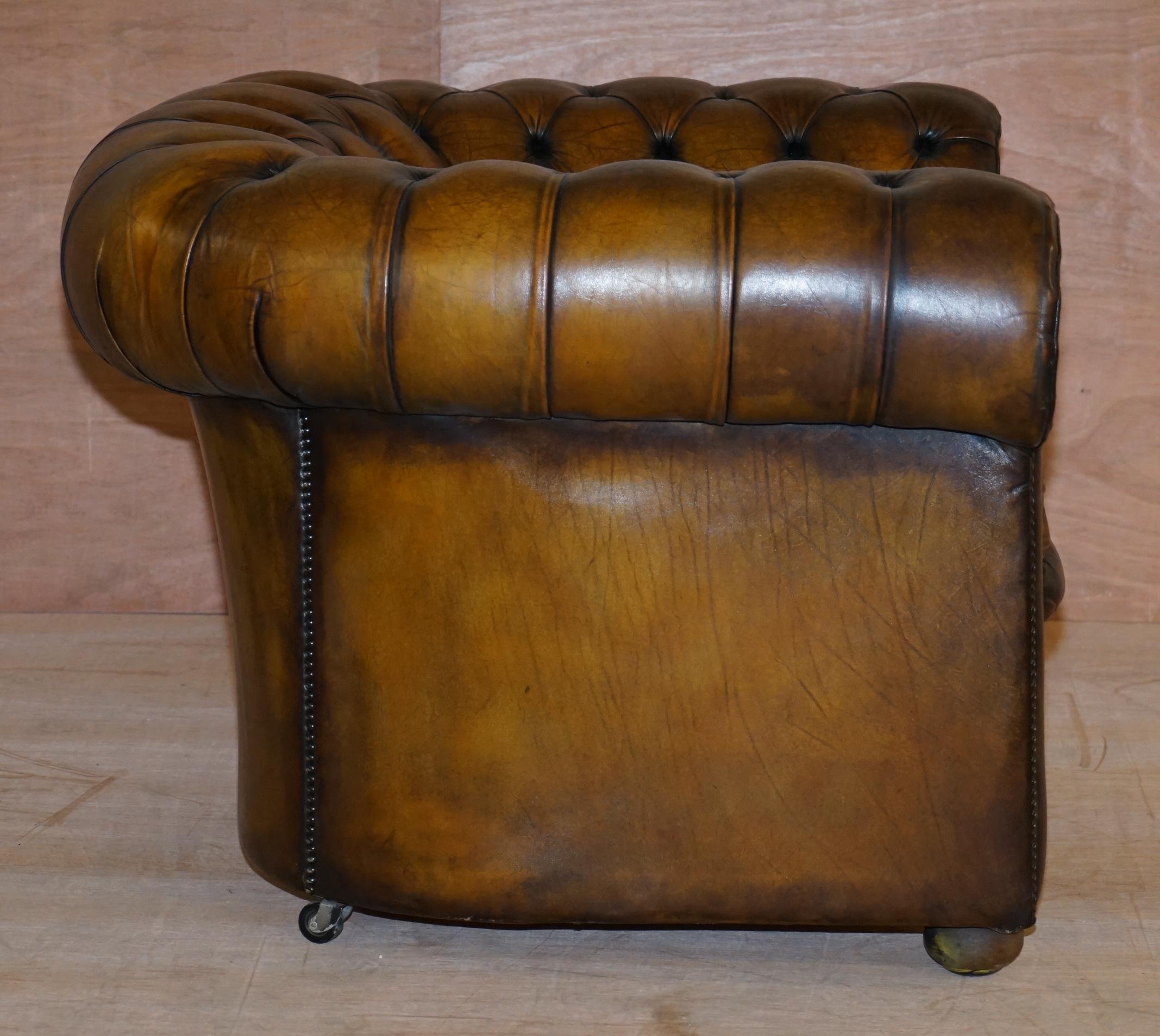Fauteuil club Chesterfield Art Déco en cuir brun teint à la main entièrement boutonné en vente 6