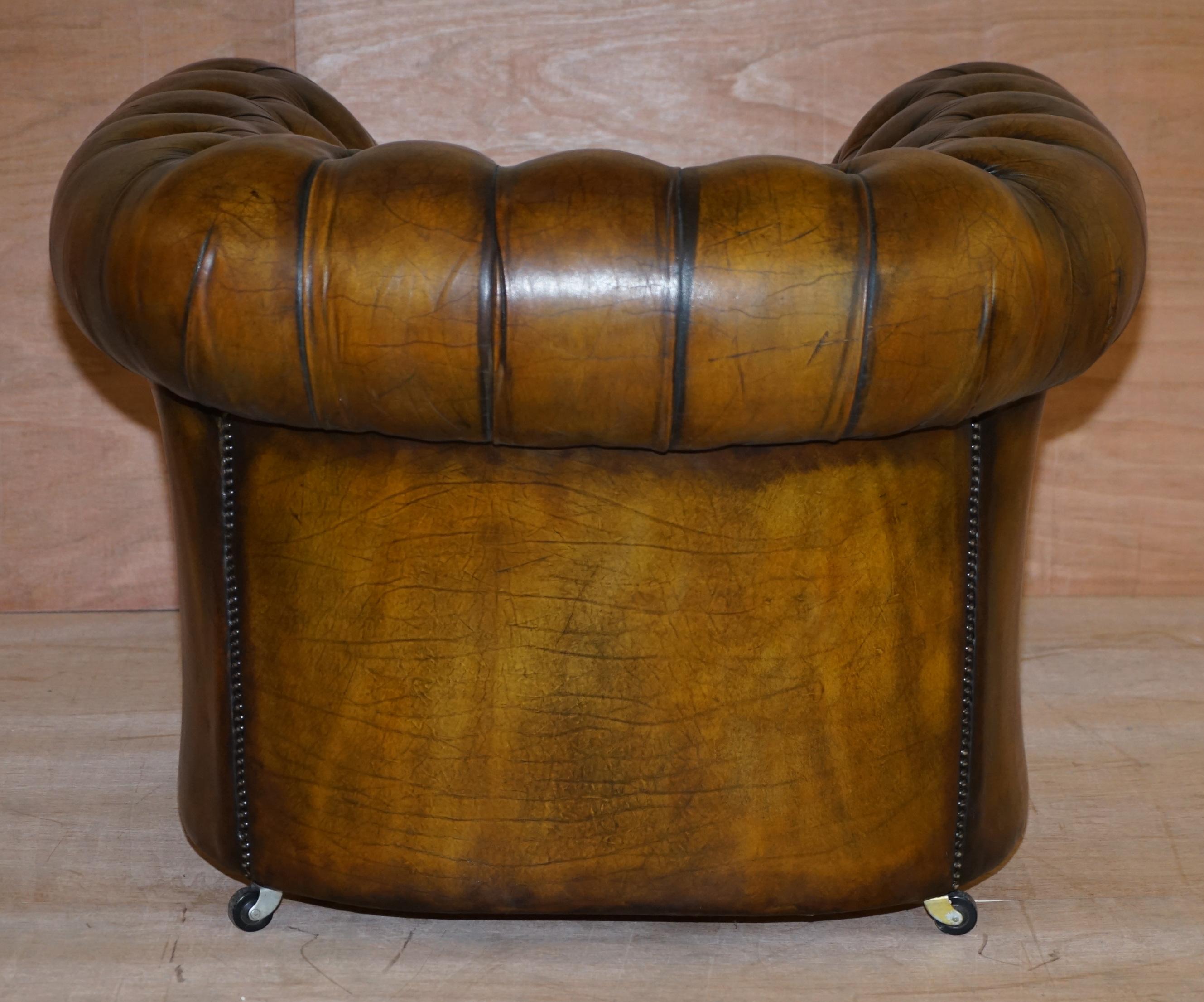 Fauteuil club Chesterfield Art Déco en cuir brun teint à la main entièrement boutonné en vente 7