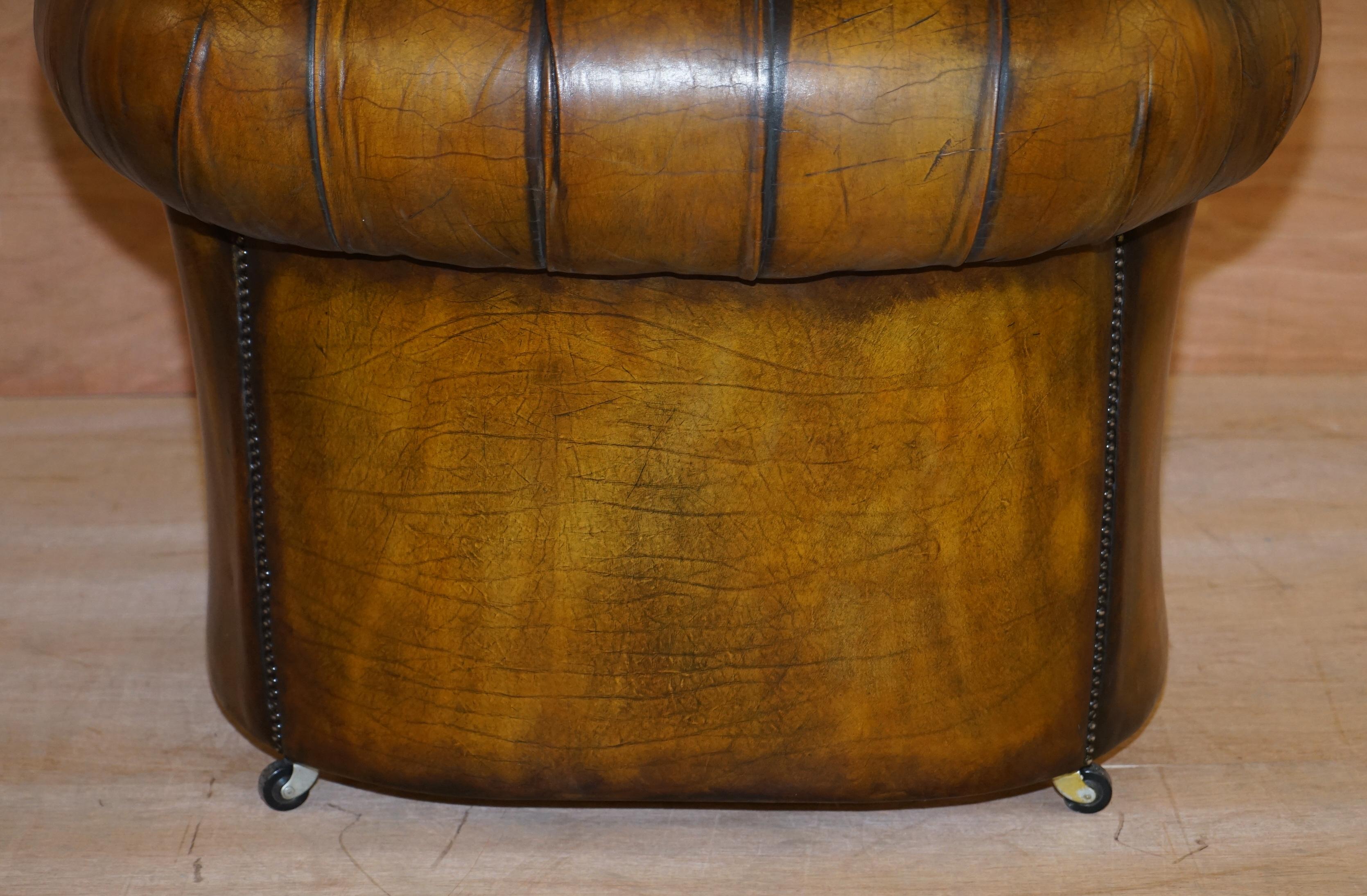 Fauteuil club Chesterfield Art Déco en cuir brun teint à la main entièrement boutonné en vente 8