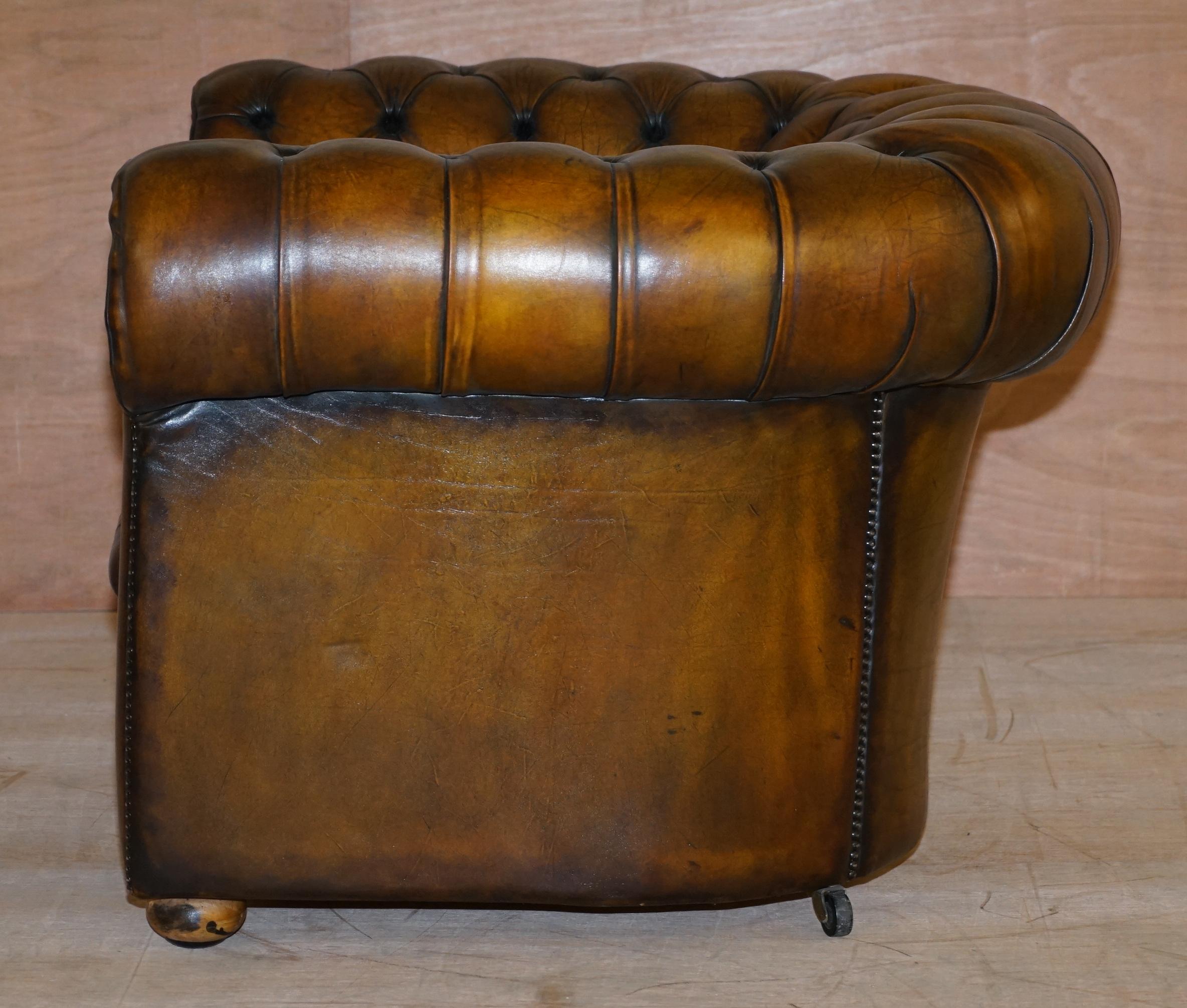 Fauteuil club Chesterfield Art Déco en cuir brun teint à la main entièrement boutonné en vente 9