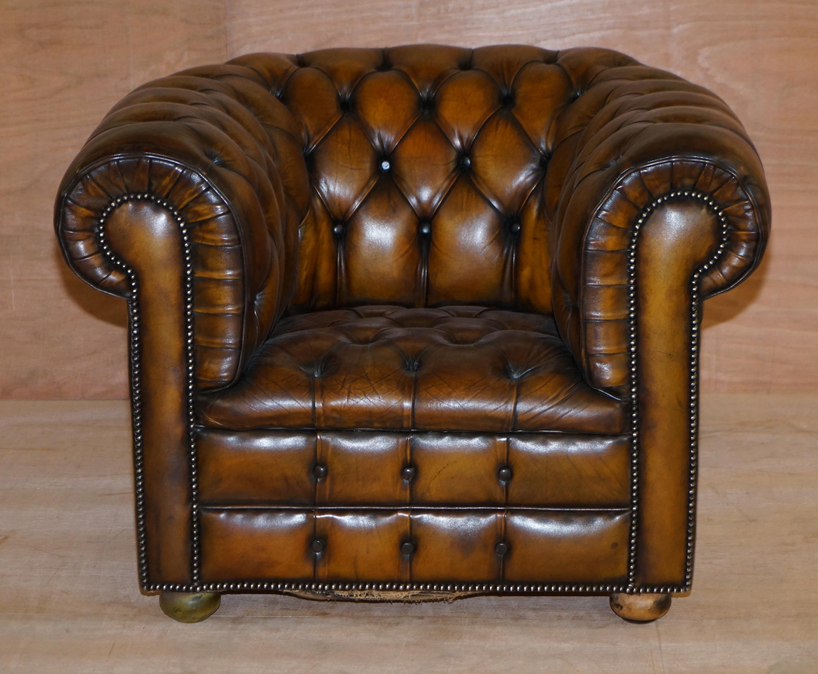 Nous avons le plaisir de vous proposer ce superbe fauteuil club Chesterfield en cuir brun cigare teinté à la main, entièrement boutonné, de style Art déco.

Un beau meuble anglais emblématique. Connu dans le monde entier comme l'un des fauteuils