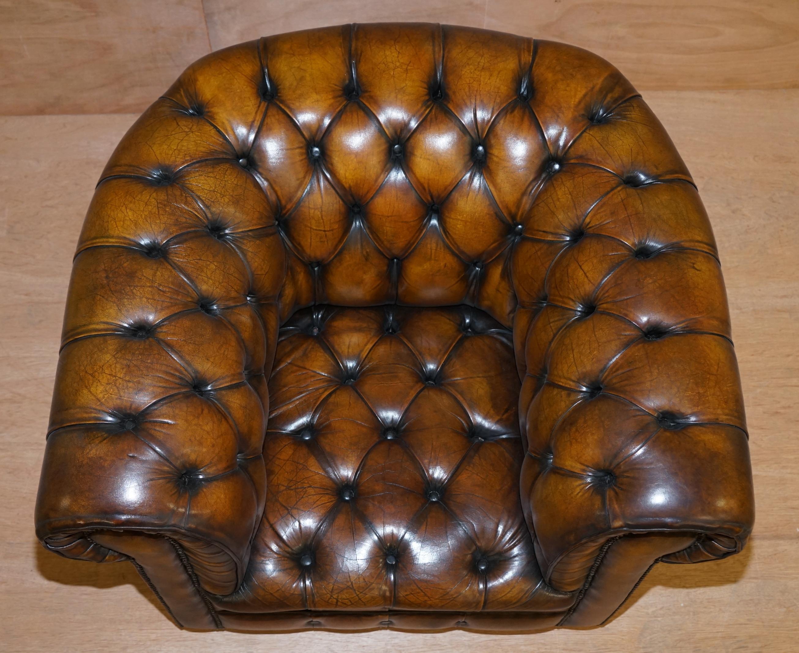 Fauteuil club Chesterfield Art Déco en cuir brun teint à la main entièrement boutonné en vente 1