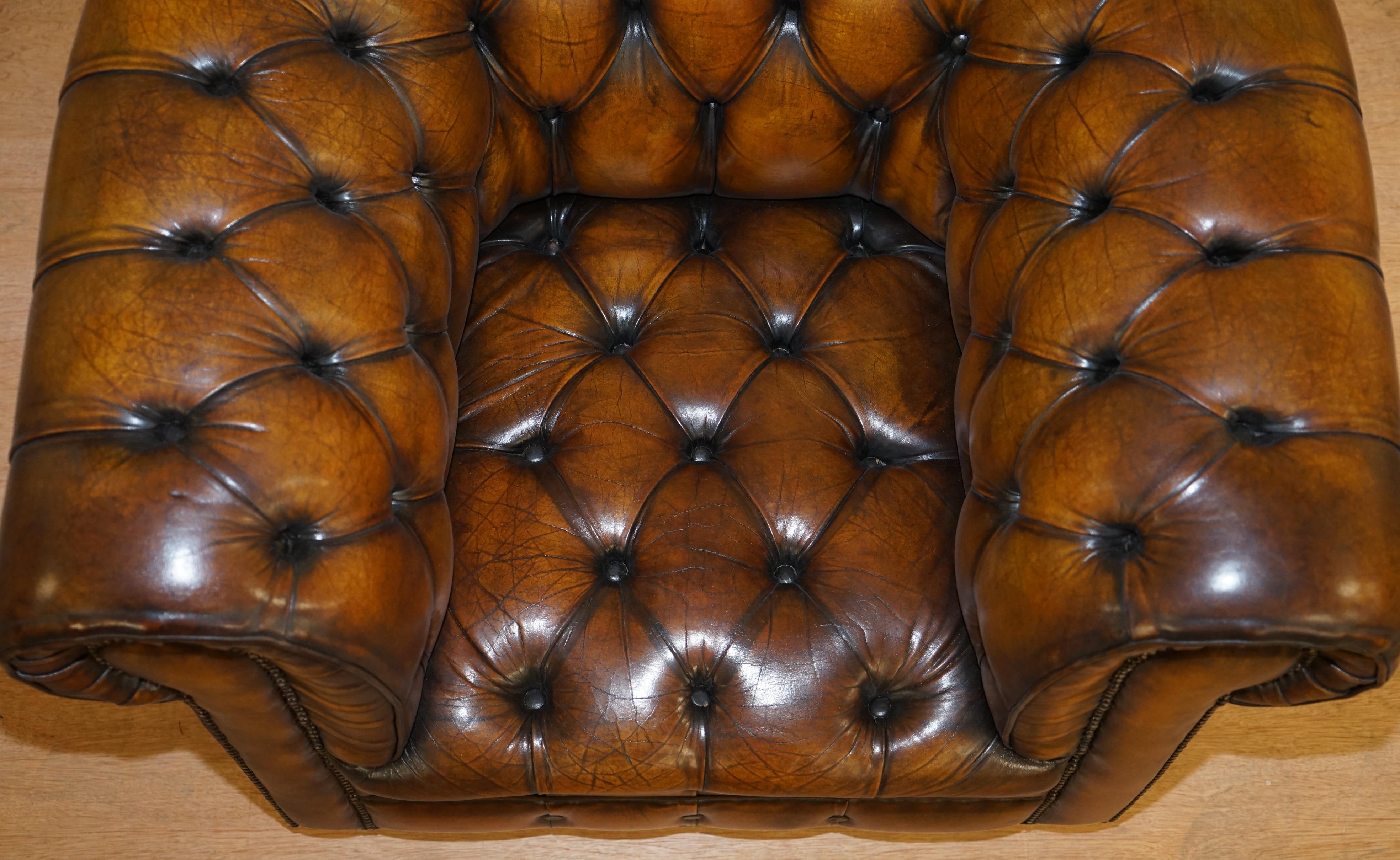 Fauteuil club Chesterfield Art Déco en cuir brun teint à la main entièrement boutonné en vente 2