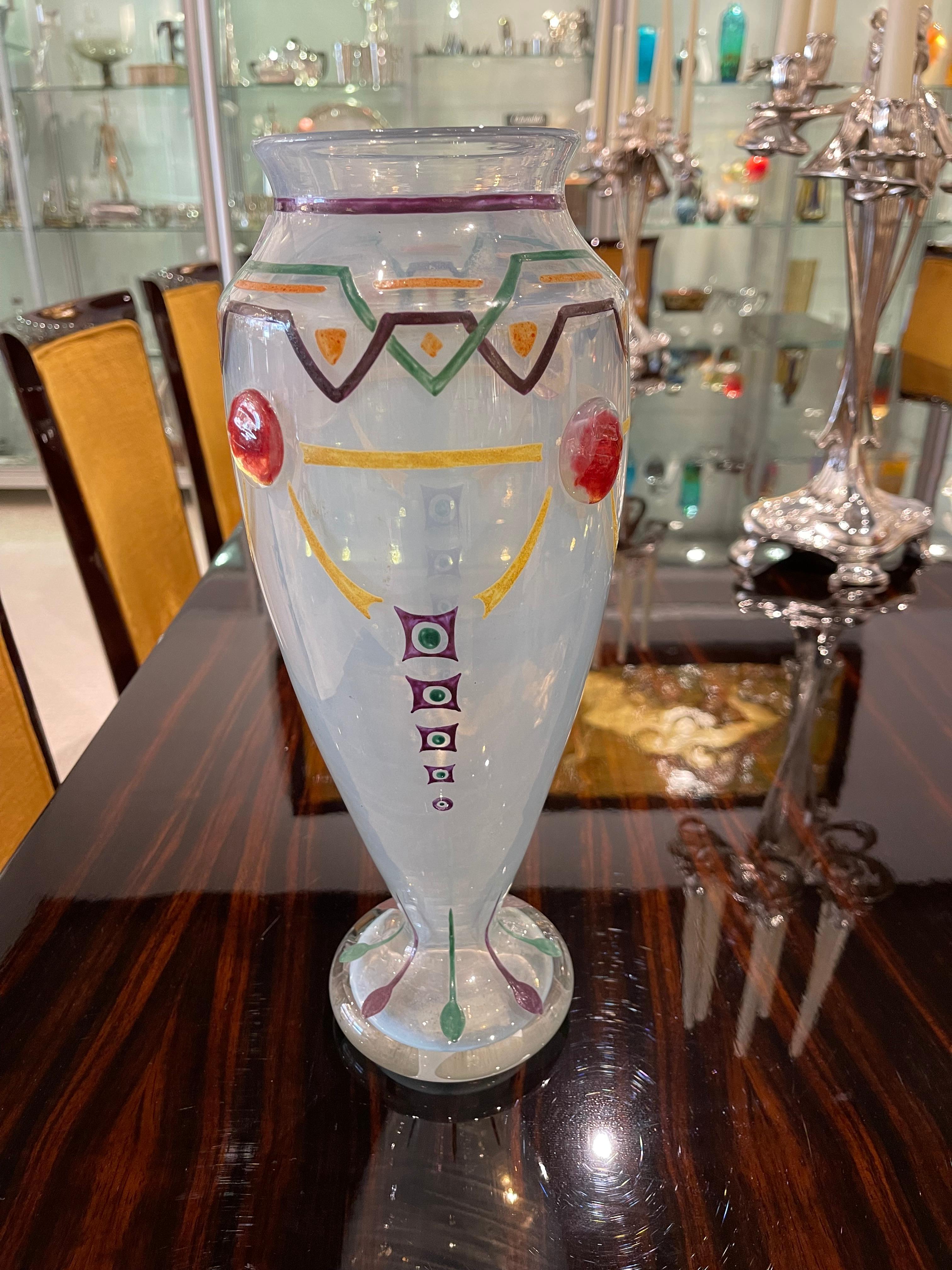 Un rare vase Art Déco en verre opalescent émaillé à la main dans des couleurs orange, vert, violet avec un décor émaillé en or.
Fabriqué en France.
Circa : 1920
Signature : Schneider.