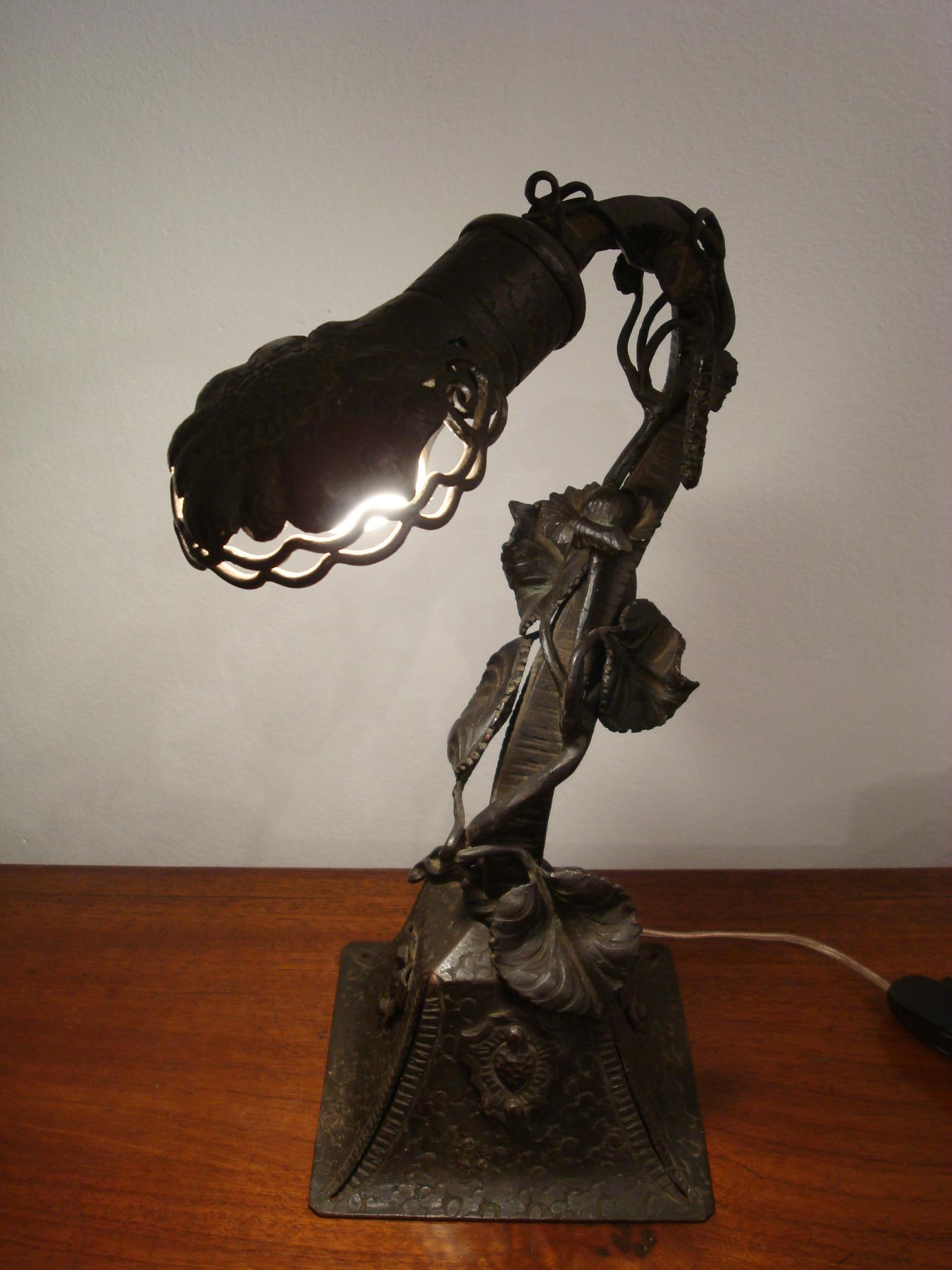 Art Deco Hand Forged Wrought Iron Desk / Table Lamp, France, 1920 In Good Condition In Buenos Aires, Olivos