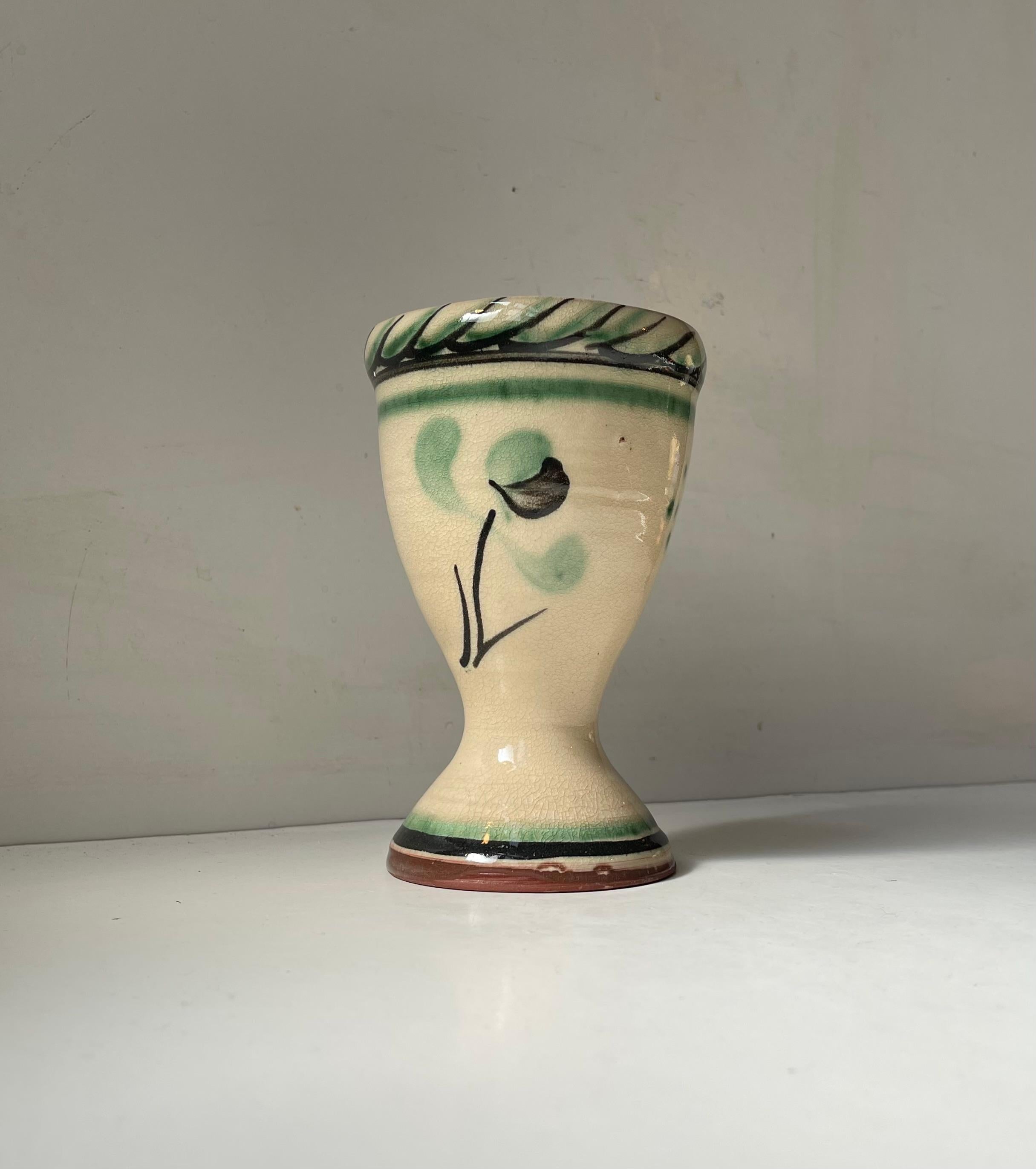 Vaso con piedistallo o piccola fioriera in ceramica smaltata a mano. Decorato con un fiore stilizzato e un nastro. Firmato da un autore sconosciuto. Di origine danese o tedesca, inizio-metà del XX secolo. Simile per aspetto e tecnica di smaltatura