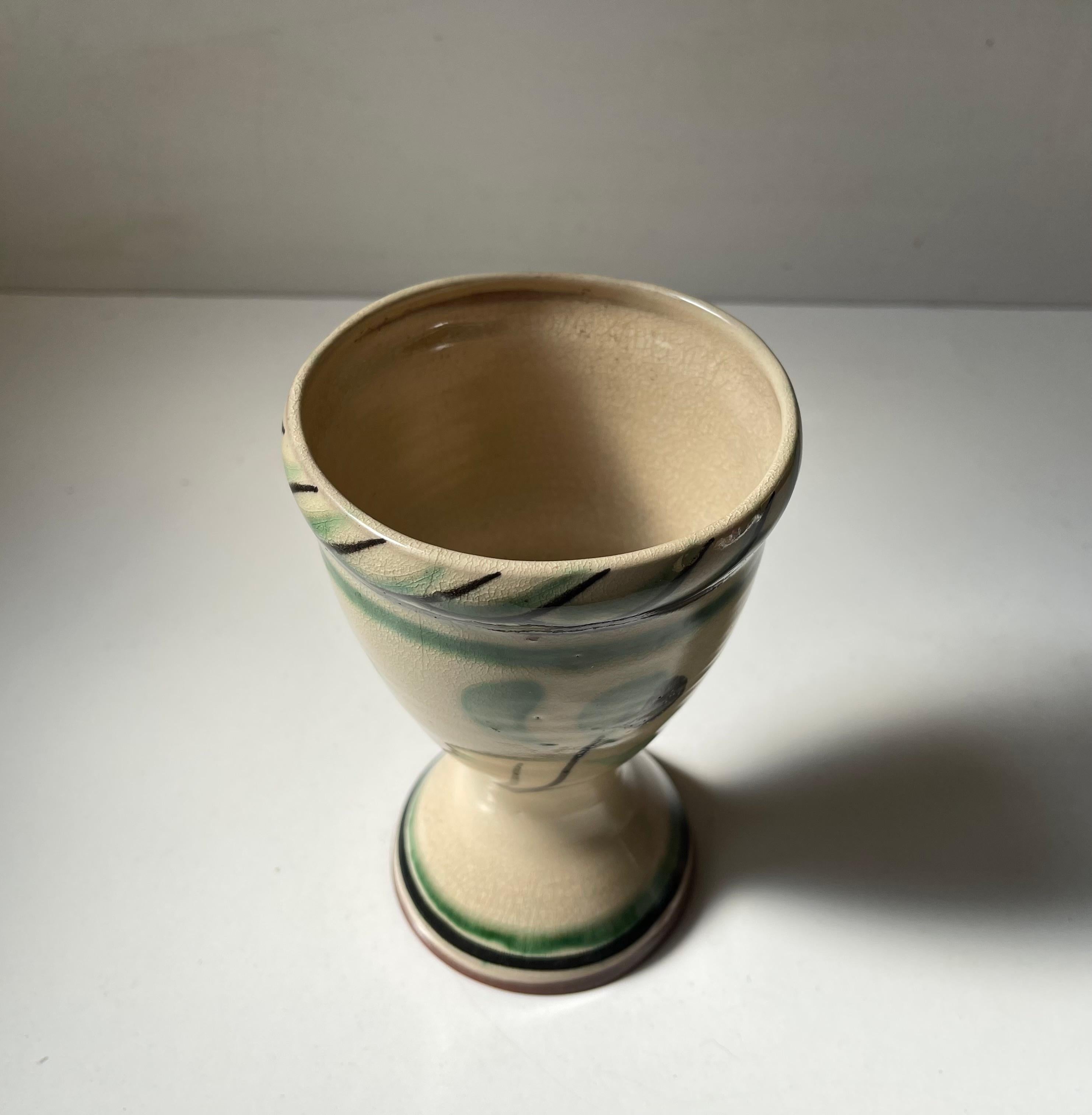 Scandinavo Vaso o fioriera in terracotta smaltata a mano Art Déco, firmato in vendita