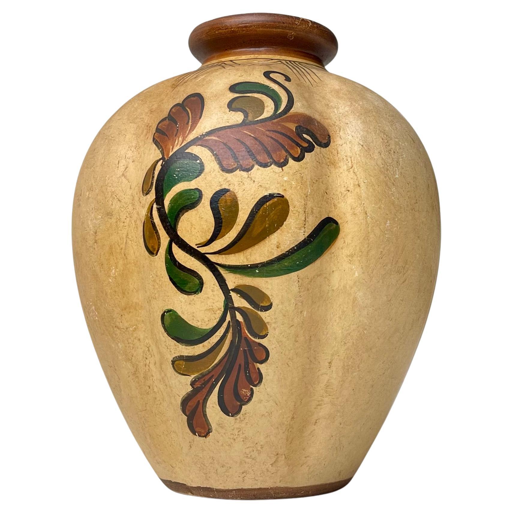 Vaso in ceramica Gourd dalla forma organica e decorata in modo unico, dipinto a mano con un fiore colorato. Progettato e prodotto da Knabstrup in Danimarca negli anni '20 o '30 in uno stile che ricorda Arne Bang.   

Misure: H: 20 cm, P: 15 cm