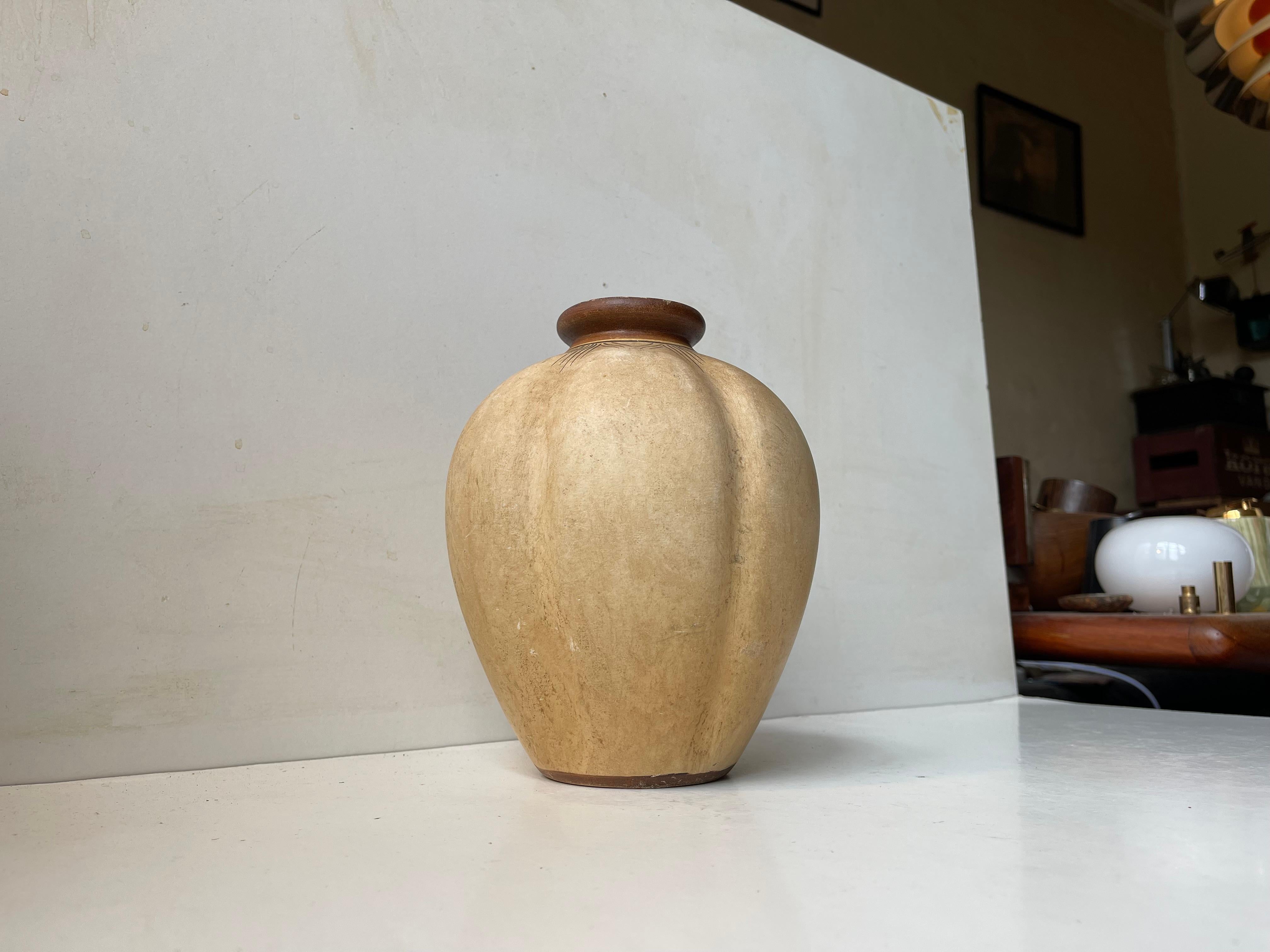 Danese Vaso a zucca in terracotta dipinto a mano Art Déco di Knabstrup Denmark in vendita