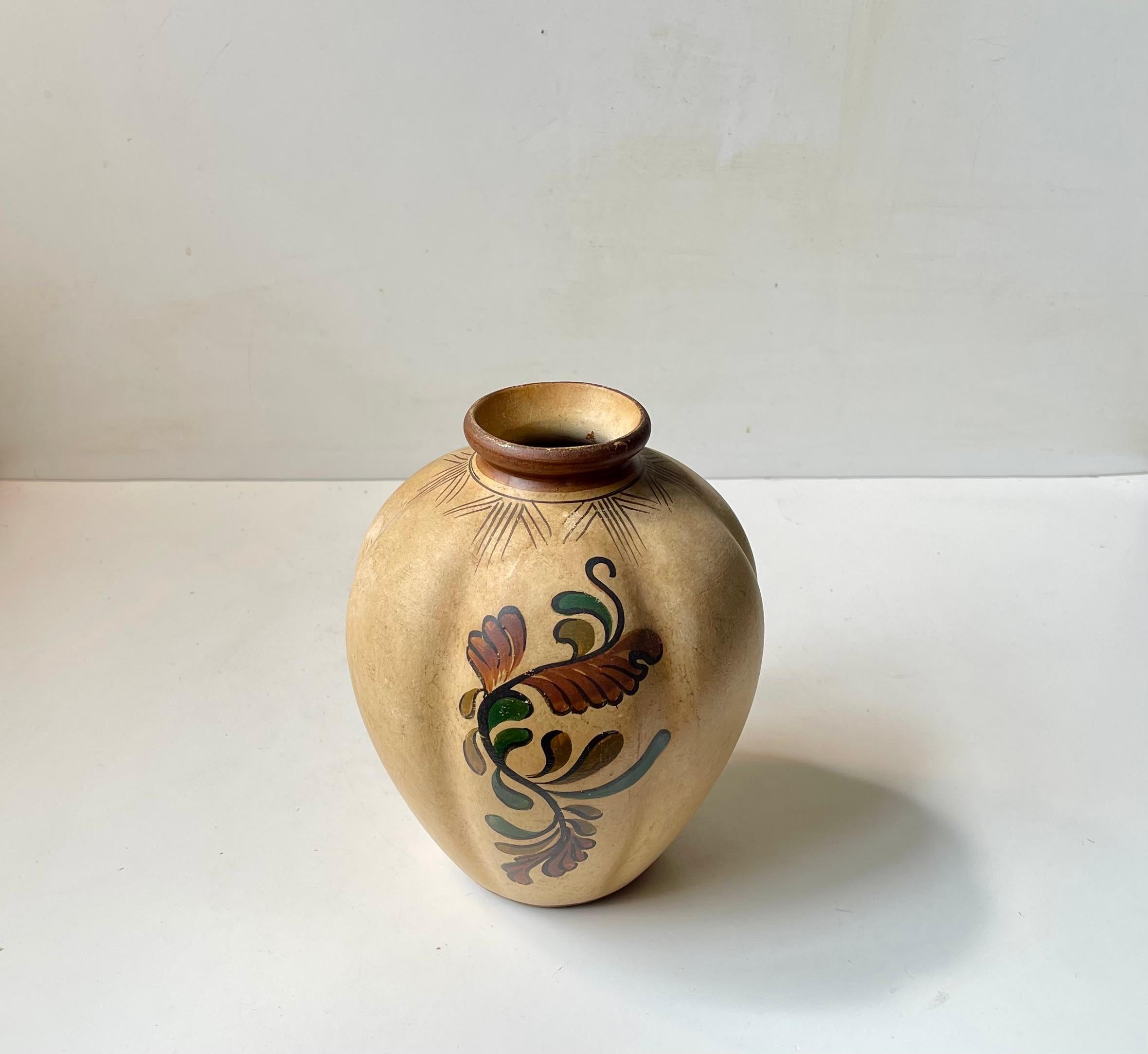 Metà XX secolo Vaso a zucca in terracotta dipinto a mano Art Déco di Knabstrup Denmark in vendita