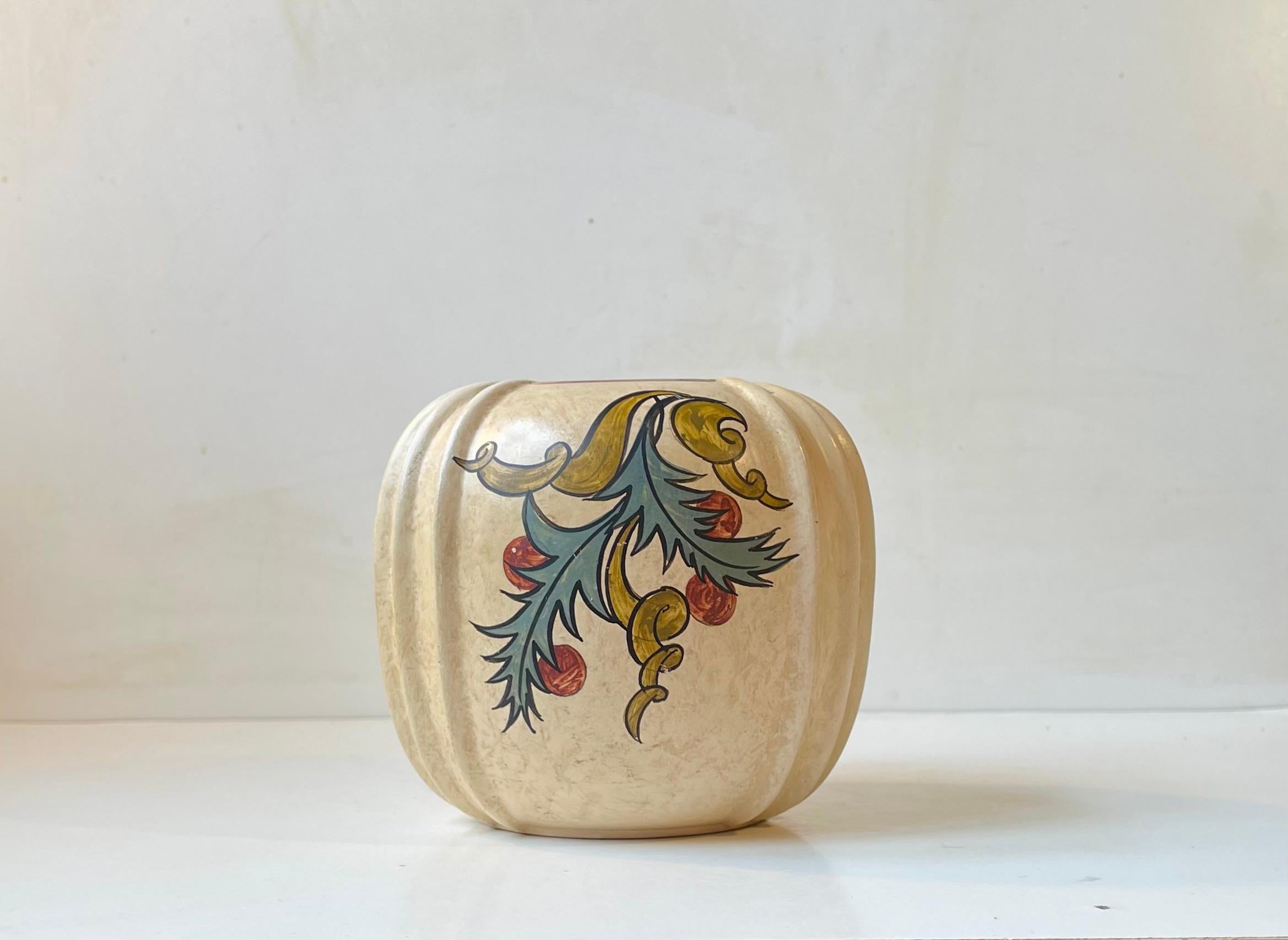 Vaso in ceramica dalla forma insolita e organica, decorato a mano con fiori colorati. Progettato e prodotto da Knabstrup in Danimarca negli anni '20 o '30 in uno stile che ricorda Arne Bang. 

Misure: H: 15 cm, D: 16/8 cm (centro/foro).