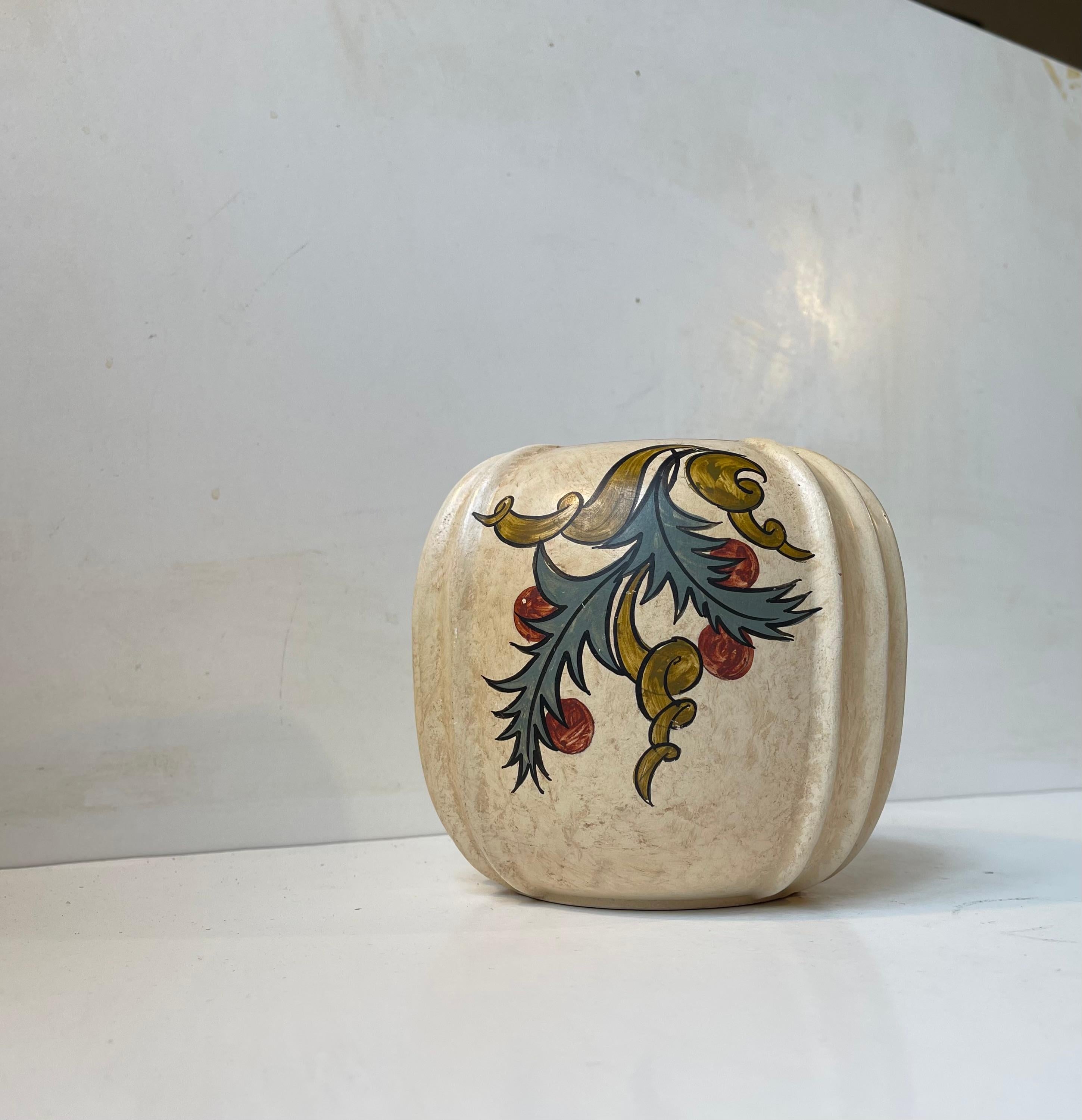 Dipinto a mano Vaso in terracotta Knabstrup dipinto a mano in stile Art Déco con fiori, anni '30 in vendita