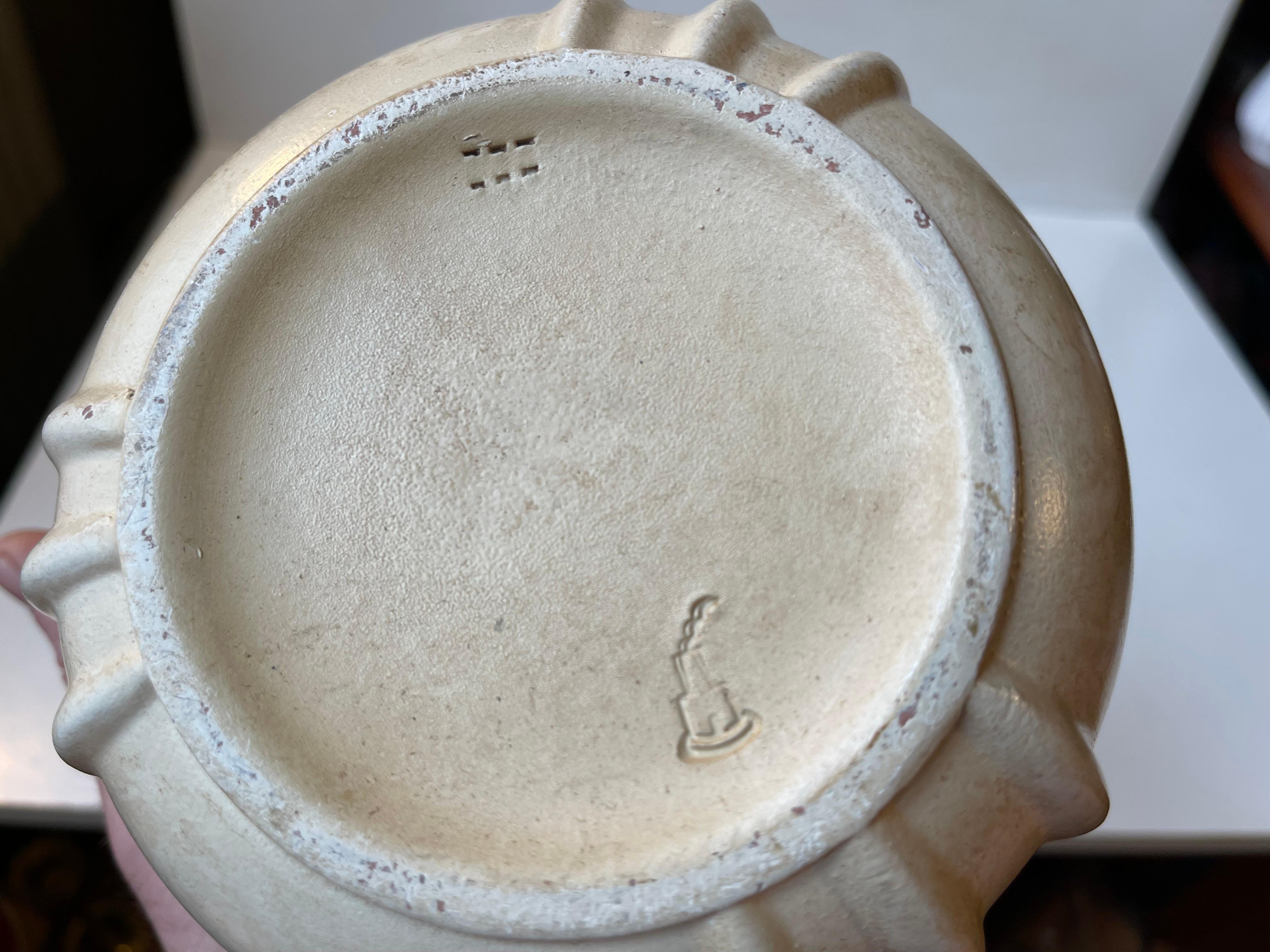 XX secolo Vaso in terracotta Knabstrup dipinto a mano in stile Art Déco con fiori, anni '30 in vendita