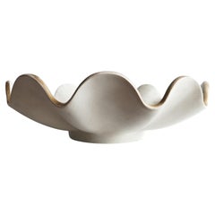 Ciotola bianca con bordi smerlati in stile Art Déco, dipinta a mano da Arthur Percy, Gefle, anni ’30