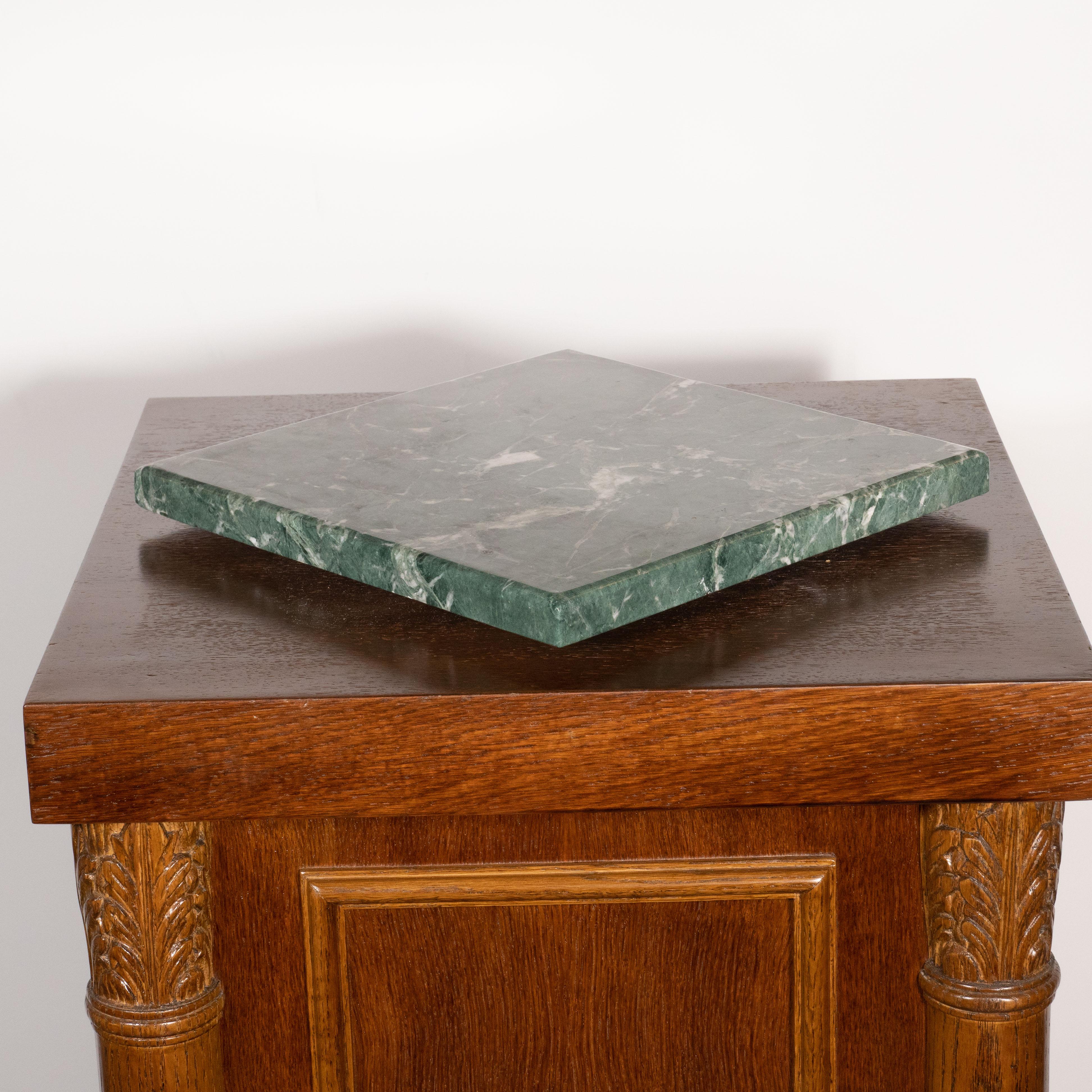 Handgeriebener Eichenholzsockel im Art déco-Stil mit exotischem, grüner, drehbarer Marmorplatte (Mitte des 20. Jahrhunderts) im Angebot