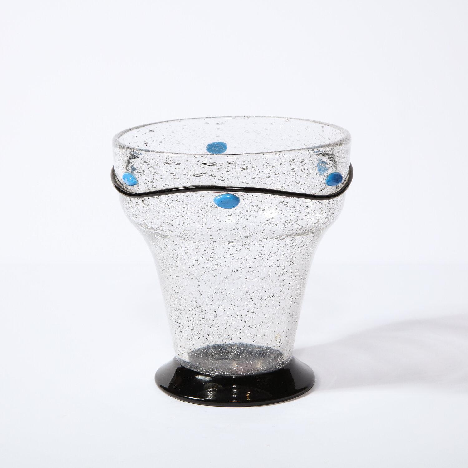 Diese raffinierte Art-Déco-Vase wurde um 1920 in Frankreich von Nancy Daum hergestellt und signiert. Sie hat einen konisch zulaufenden Körper mit dezent ausgestellten Schultern aus durchscheinendem Glas, in das klare Murmeln eingelassen sind.
