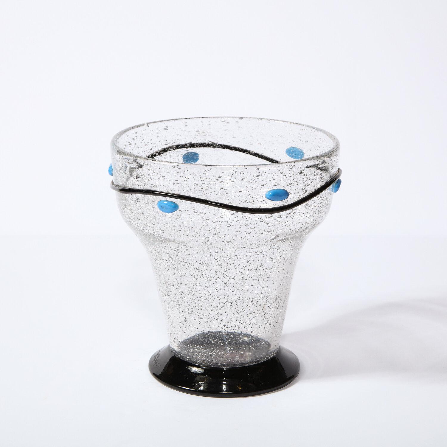 Handgeblasene Art-Déco-Vase mit blauen, eiförmigen und schwarzen, geschwungenen Details, signiert Daum (Glaskunst) im Angebot
