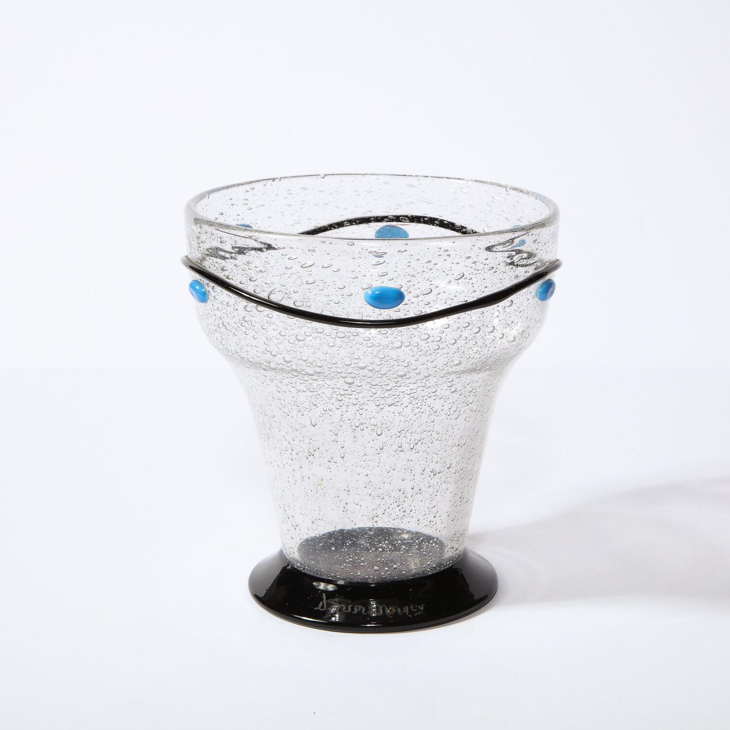 Handgeblasene Art-Déco-Vase mit blauen, eiförmigen und schwarzen, geschwungenen Details, signiert Daum im Angebot 1