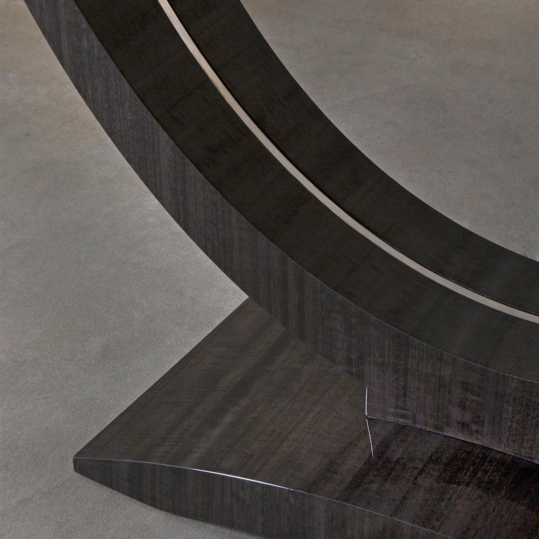 Die Ophelia-Konsole verbindet die Proportionen des Art déco mit dem zeitgenössischen Stil. Das harmonische Gleichgewicht zwischen Kurven und kantigen Linien macht diesen Tisch zu einem zeitlosen Davidson-Design. 

Die eleganten Kurven und die
