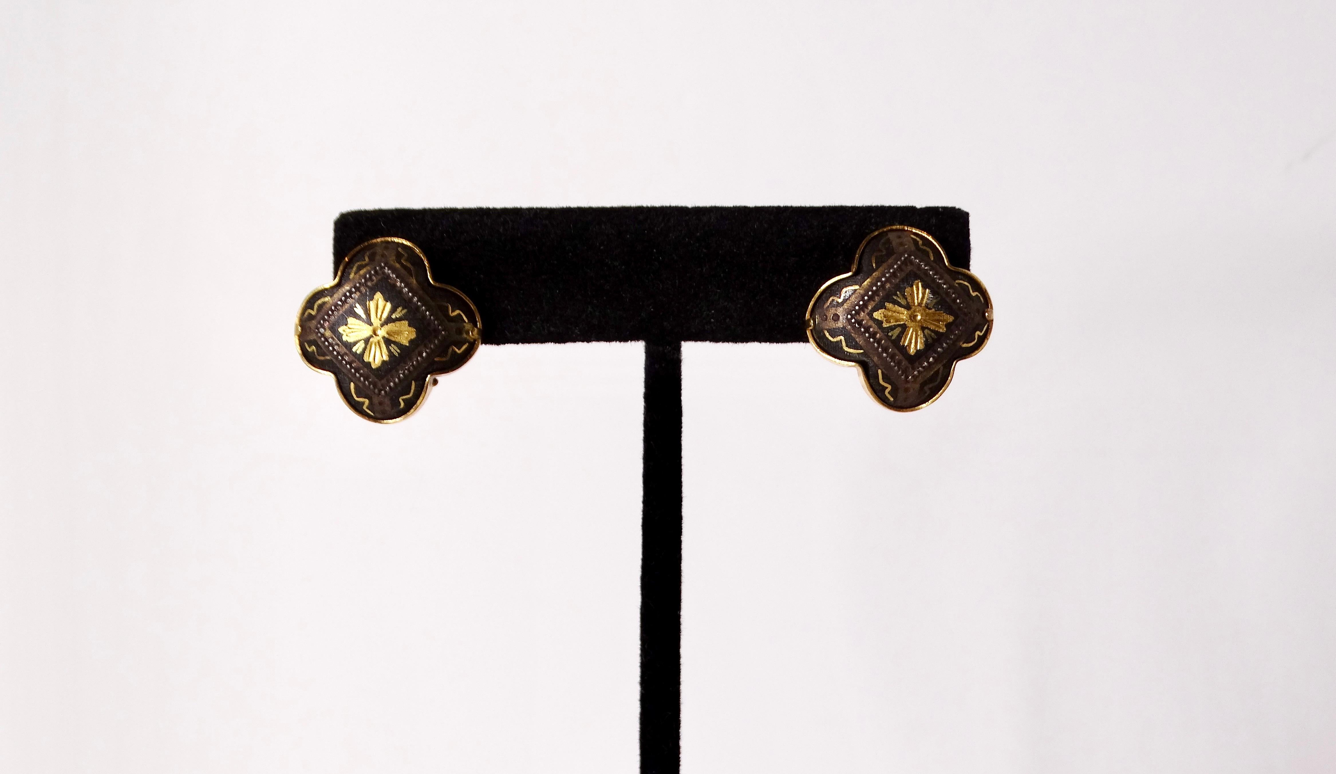 Elevate your accessory collection with these exquisite Art Deco Handmade Damascene Clover 18k Gold Plated Earrings. Featuring a striking black base enhanced with intricately etched gold-tone detailing, these earrings capture the essence of timeless