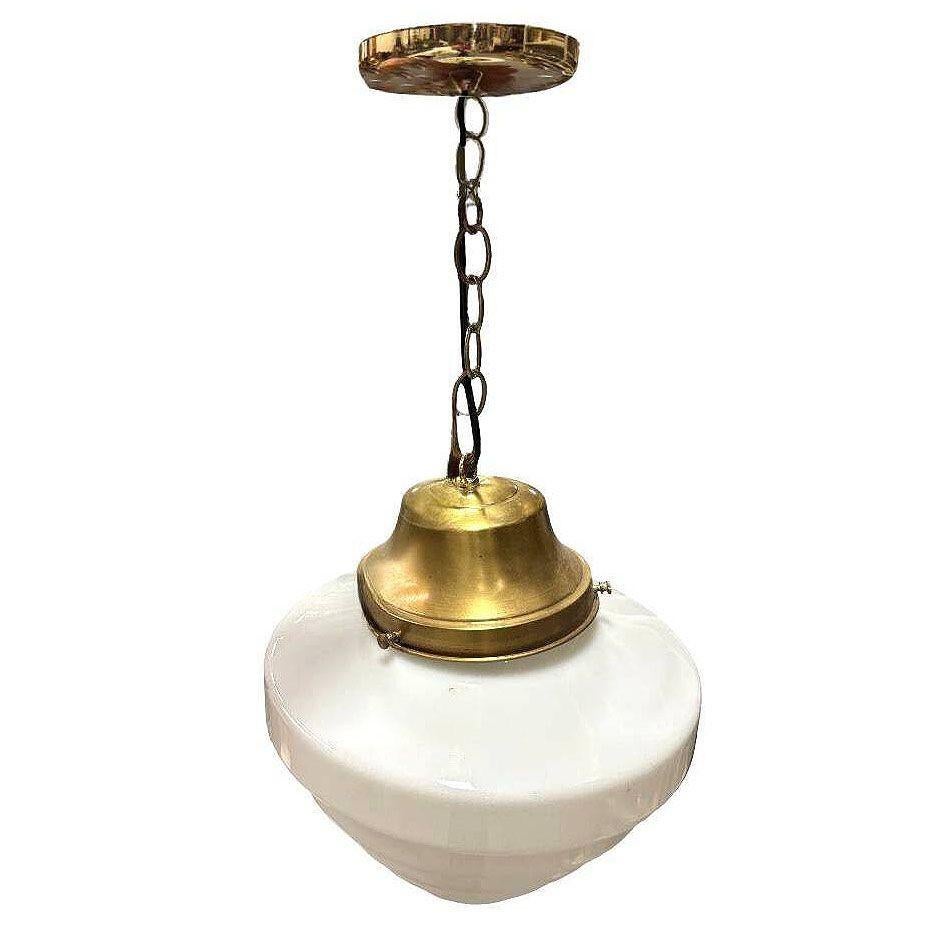 Eleva il tuo spazio con l'illuminazione di questa lampada a sospensione da soffitto Art Deco, caratterizzata da un globo di compleanno in vetro lattiginoso a gradini e da una catena pendente in ottone lucidato. Il design geometrico simile a un