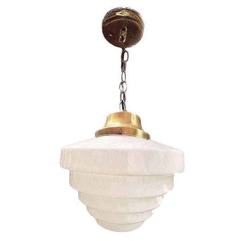 Art Déco Art Deco: sospensione a catena in ottone a soffitto con globo in vetro latte a gradini in vendita