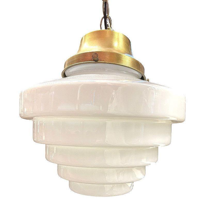 Americano Art Deco: sospensione a catena in ottone a soffitto con globo in vetro latte a gradini in vendita
