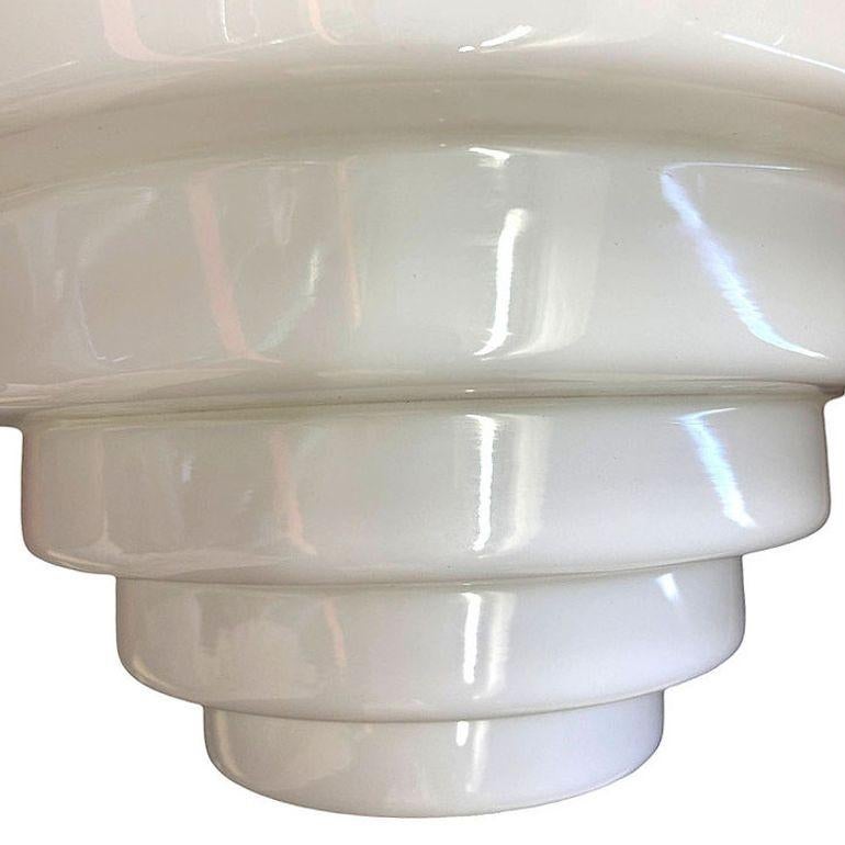 Art Deco: sospensione a catena in ottone a soffitto con globo in vetro latte a gradini In condizioni ottime in vendita a Van Nuys, CA