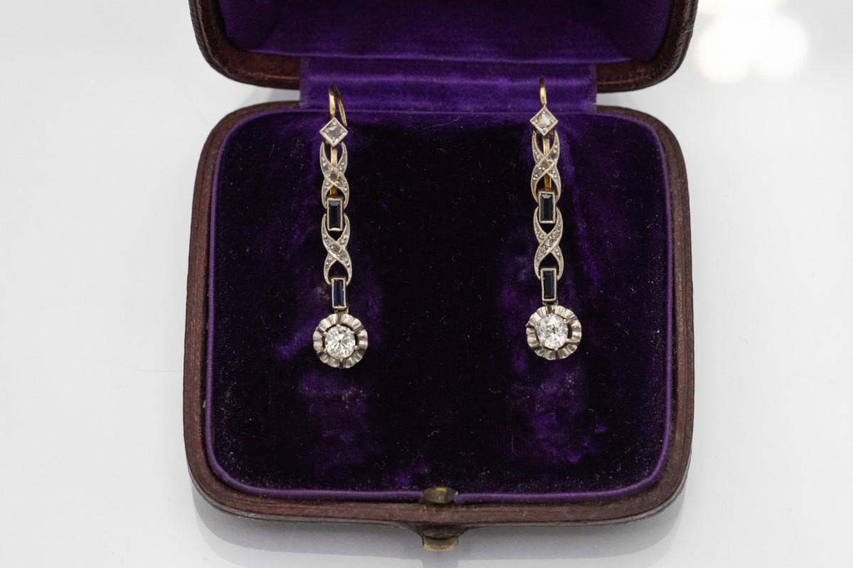 Orecchini pendenti in oro in stile Art Deco con diamanti e zaffiri.

Orecchini pendenti d'epoca Art Deco con diamanti in taglio vecchio e rosa con un peso totale di oltre 0,55ct. Orecchini unici con zaffiri taglio Carrs. Orecchini in oro giallo 18