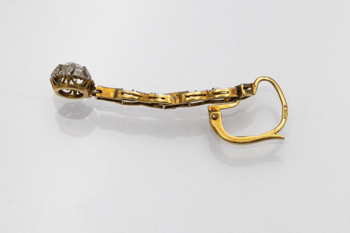 Taglio antico europeo Orecchini pendenti in oro Art Deco con diamanti e zaffiri in vendita