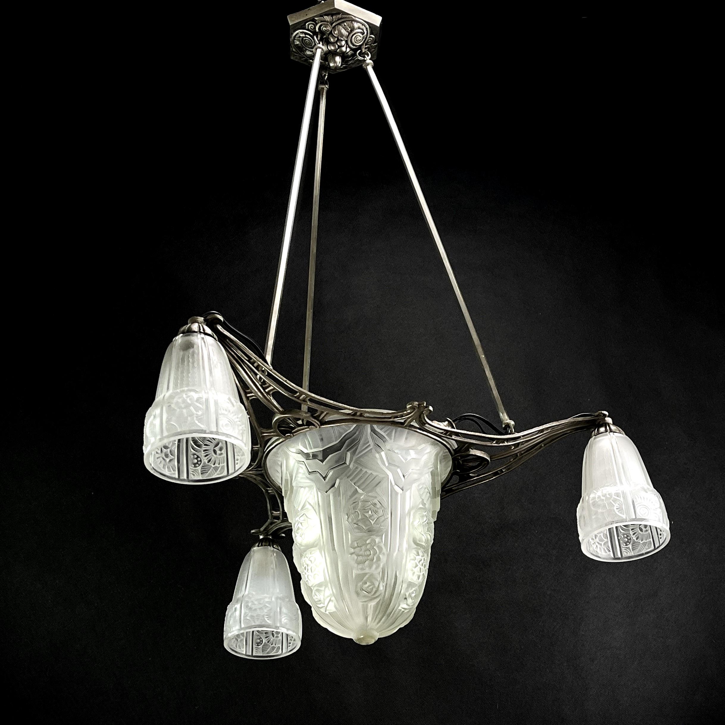 Art Deco Ceiling Lamp from Noverdy - 1930s.
This stunning 1930s signed Art Deco chandelier is an outstanding example of the elegance and sophistication of the Art Deco style. With its combination of metal and glass, this chandelier embodies the