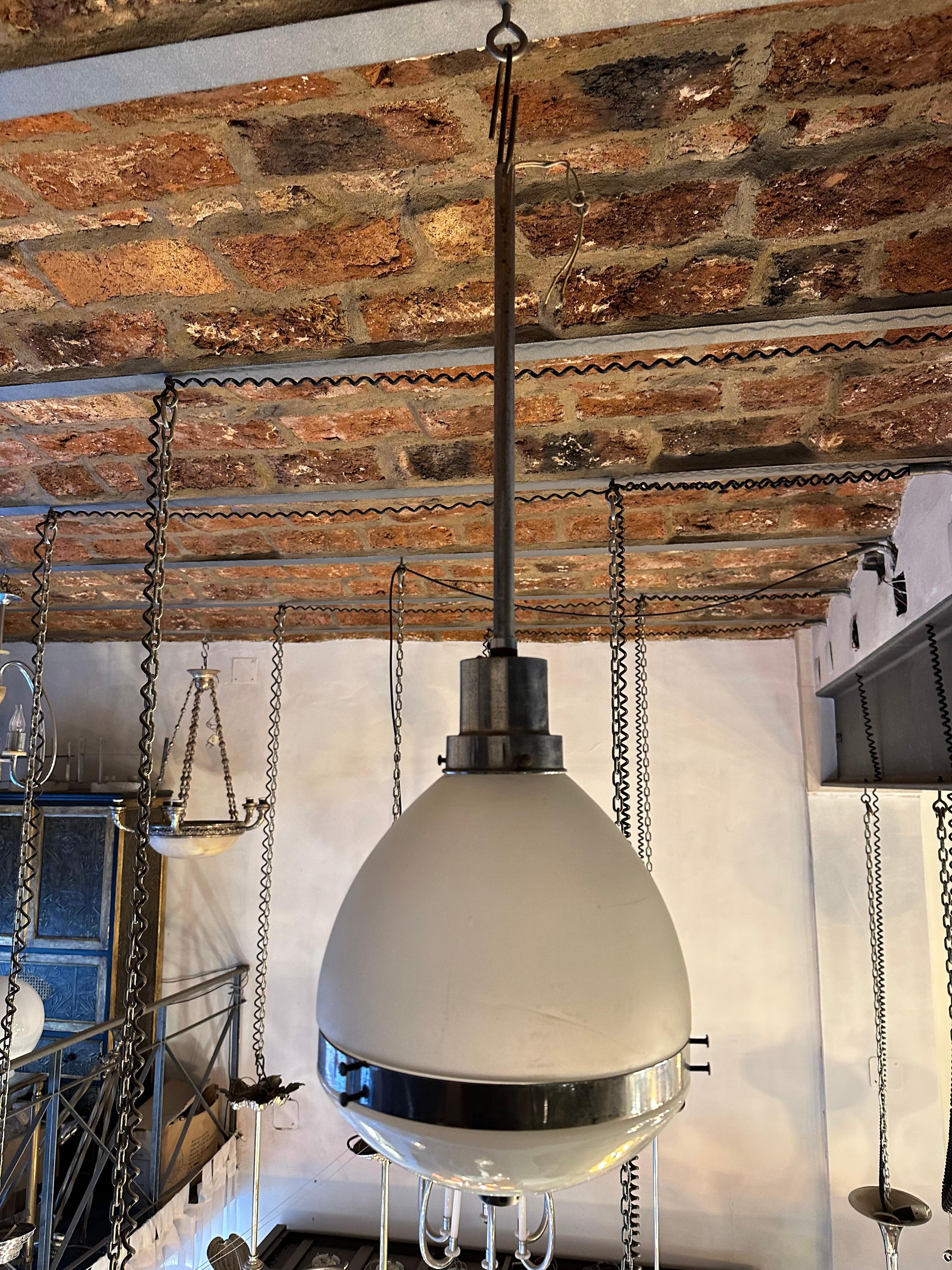Hanging lamp.
Style: Art Deco
To take care of your property and the lives of our customers, the new wiring has been done.
We have specialized in the sale of Art Deco and Art Nouveau and Vintage styles since 1982. If you have any questions we are at