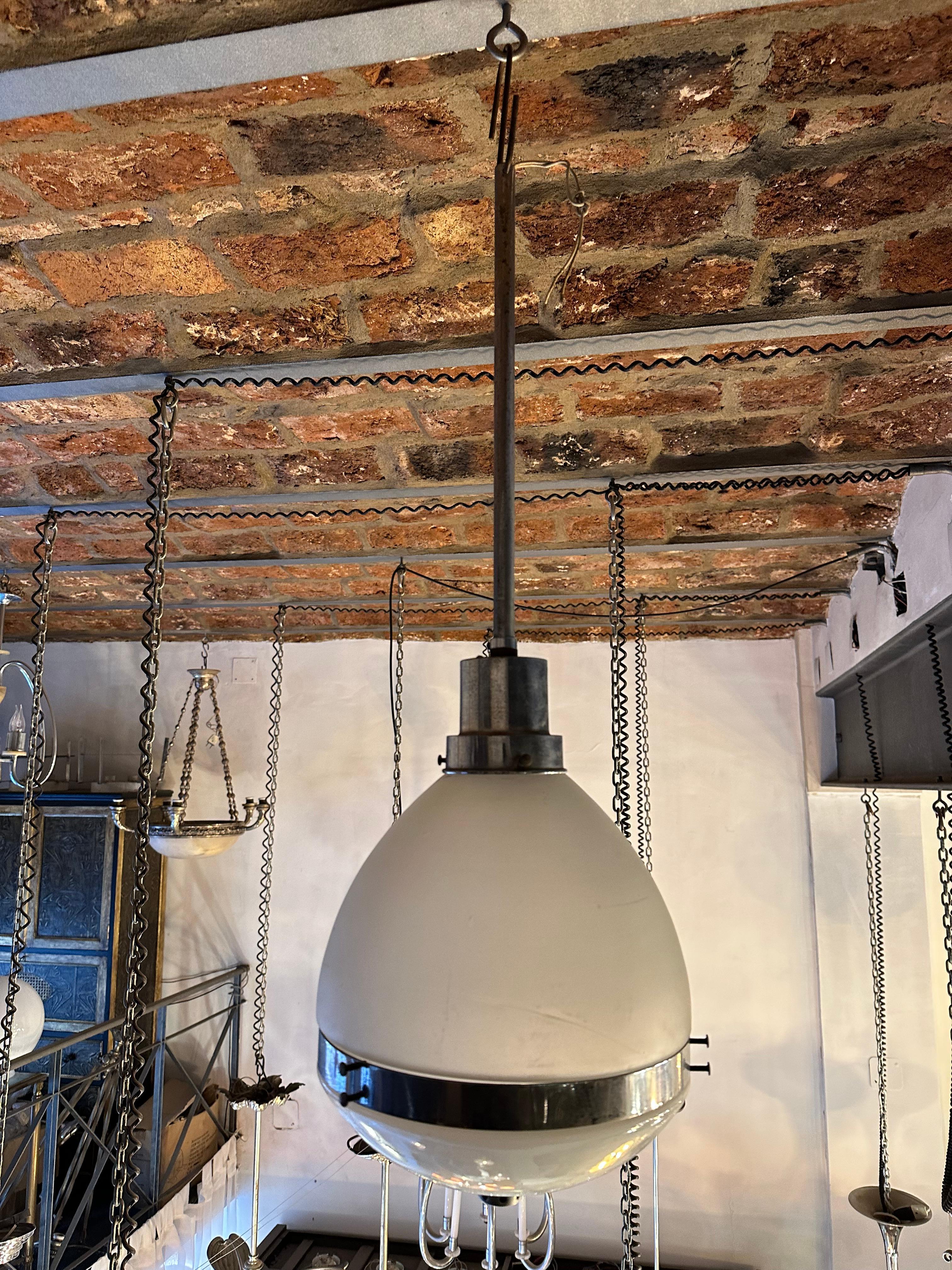 Lampada a sospensione.
Stile: Art Deco
Per prendersi cura della tua proprietà e della vita dei nostri clienti, il nuovo cablaggio è stato realizzato.
Dal 1982 siamo specializzati nella vendita di oggetti in stile Art Déco, Art Nouveau e Vintage. Per