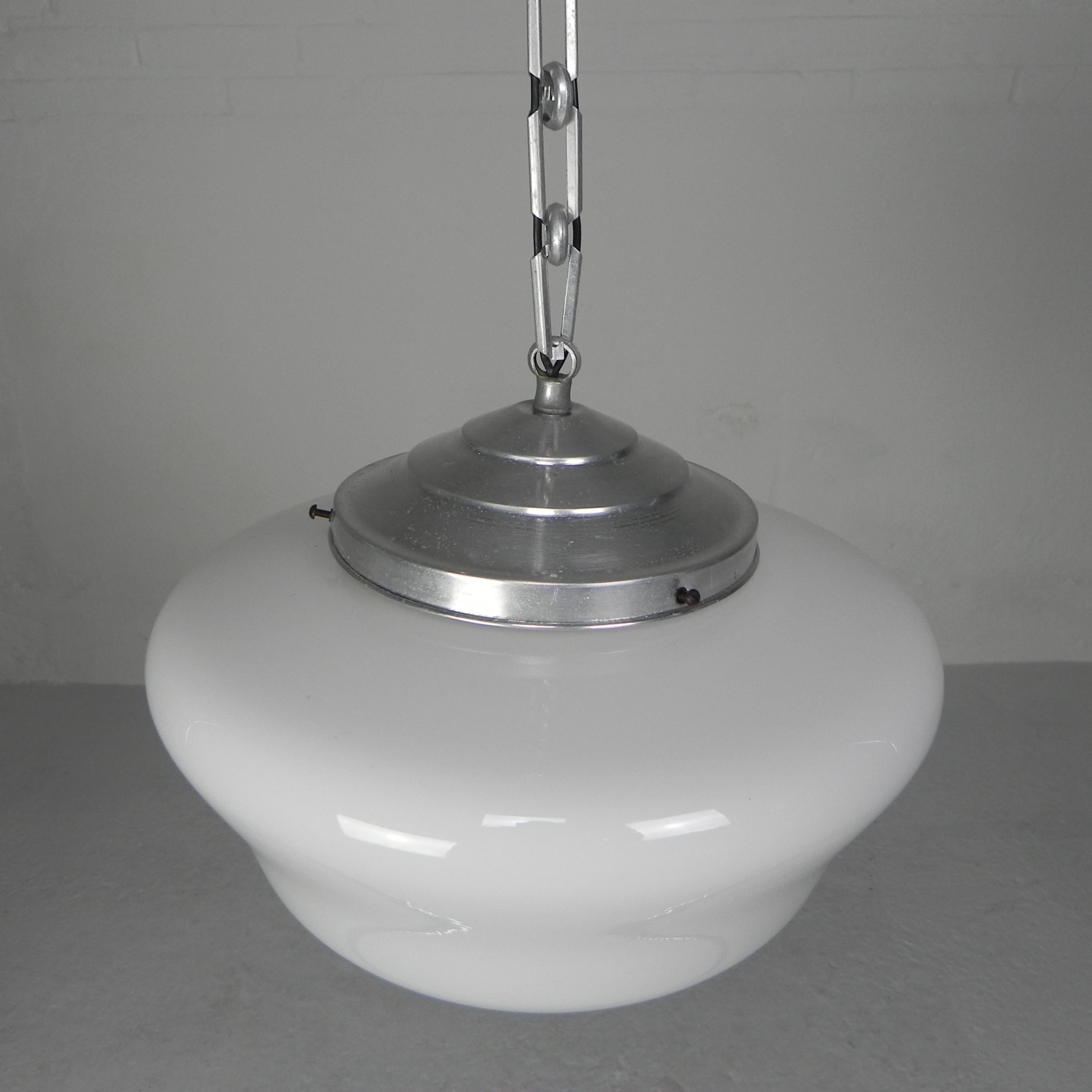 Art Deco hanging lamp on aluminum chain, 1930s In Good Condition For Sale In EINDHOVEN, NL
