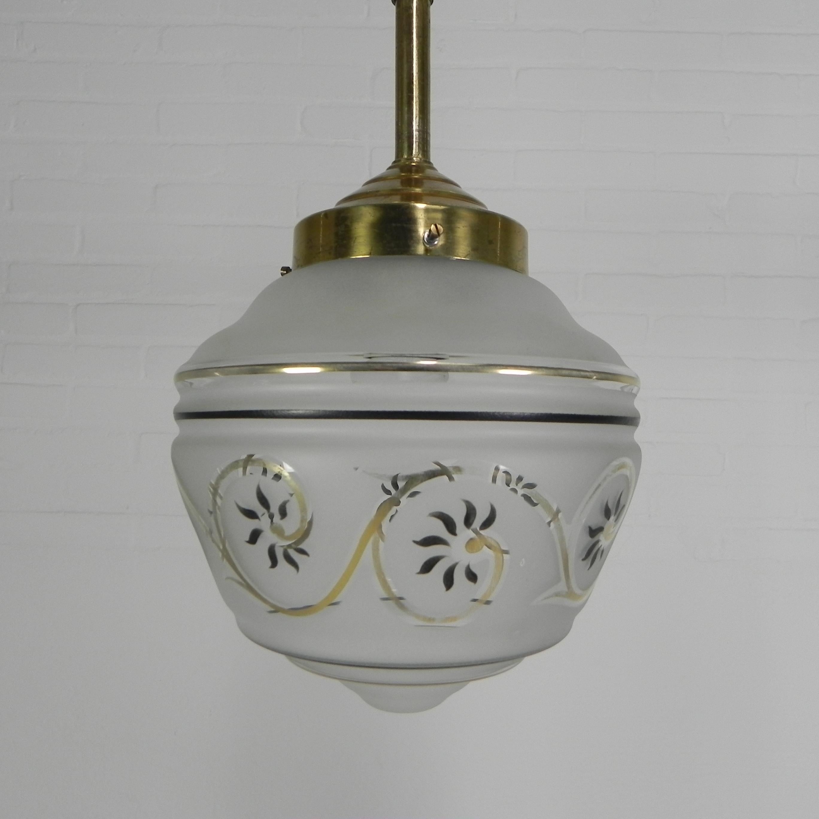 Height: 38 cm.
Ø: 19 cm.
Shade height: 19 cm.
The lamp has a large bulb holder (E27)
and new thread.
Origin: France, 1930s.
Material: glass / brass.
All our lamps are suitable for LED lamps.