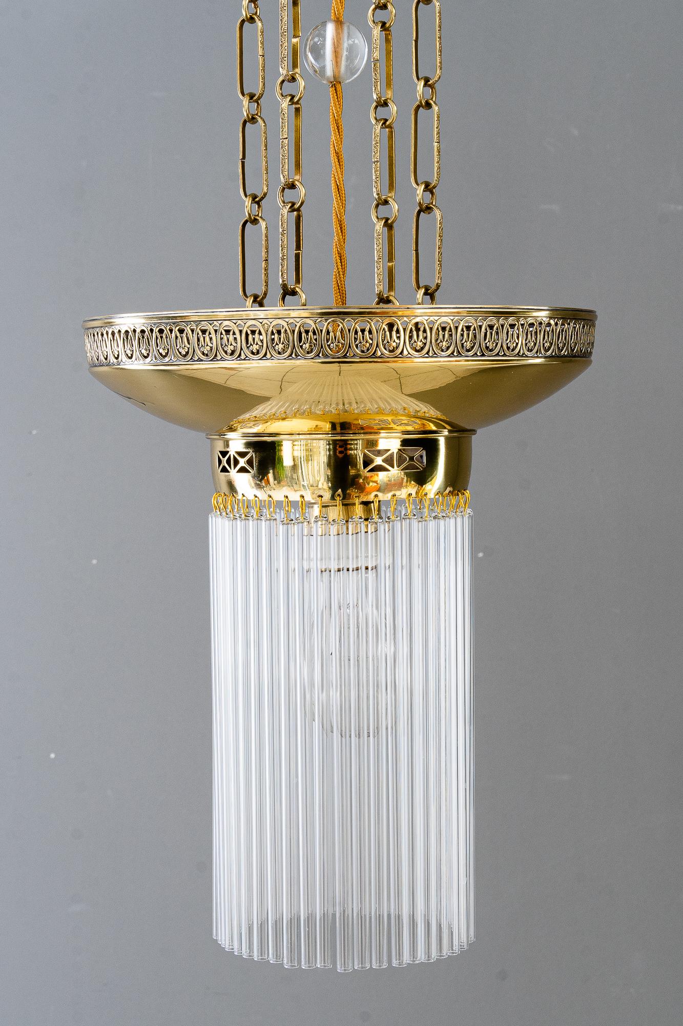 Lampada a sospensione Art Deco con bacchette in vetro di Vienna, anni '20 circa
Lucidato e smaltato a fuoco
I bastoncini di vetro sono stati sostituiti (nuovi)