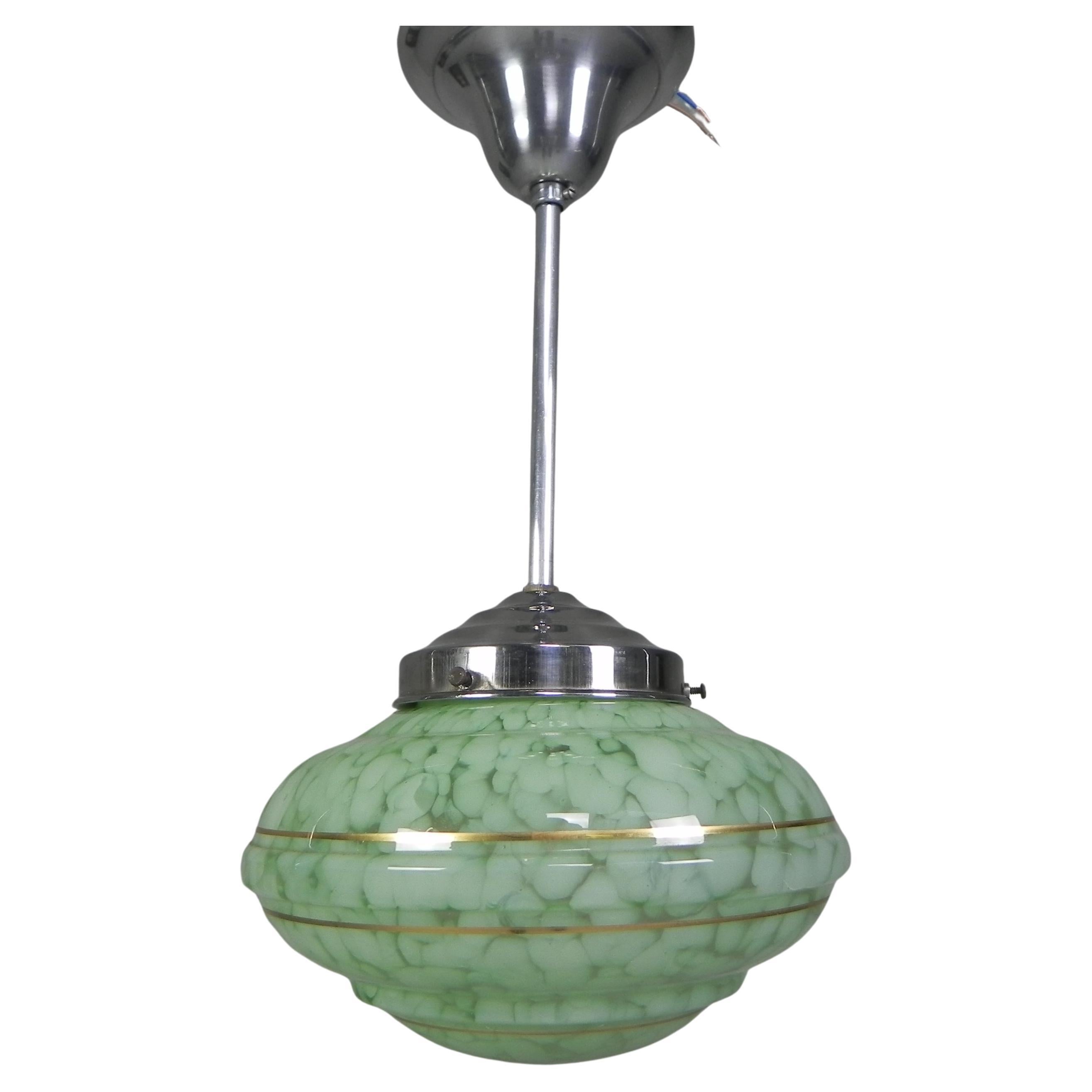 Lampe suspendue Art déco avec abat-jour en verre vert nuageux, années 1930