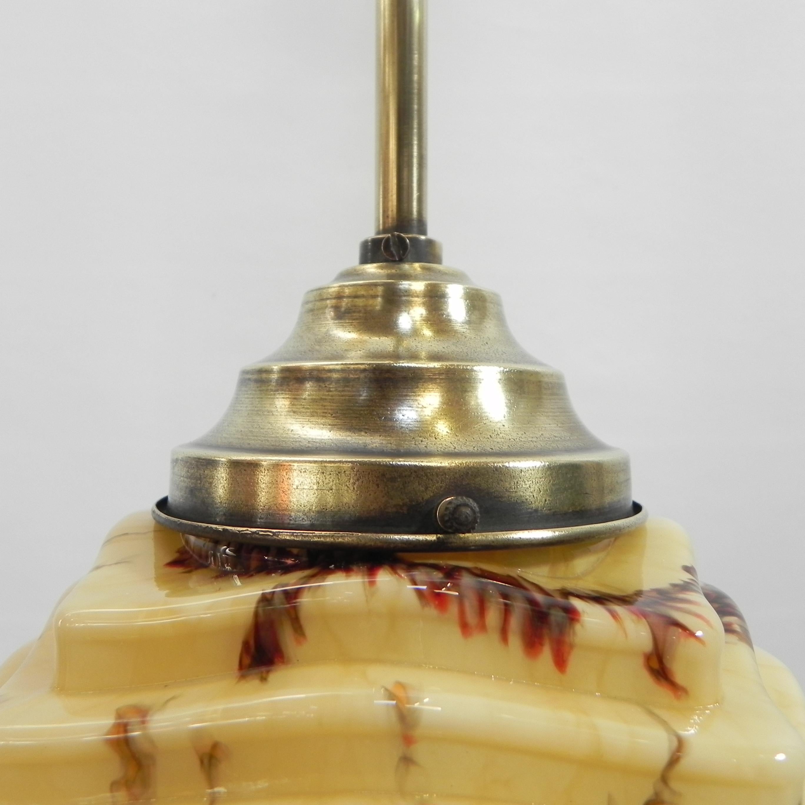 Lampe suspendue Art déco avec abat-jour en verre marbré en vente 10