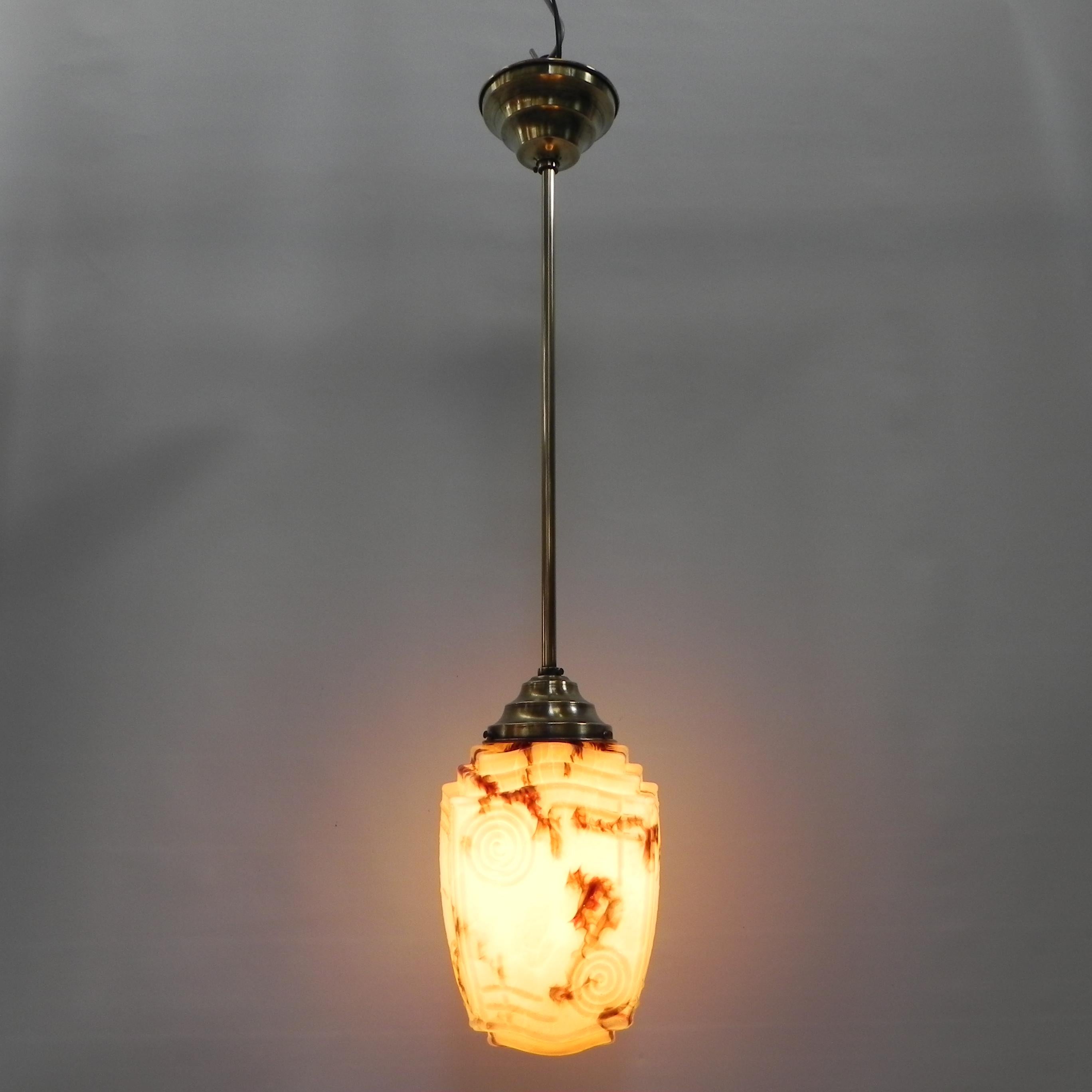 Total height: 85 cm.
Ø: 20 cm.
Height hood: 24 cm.
This lamp is equipped with a
large bulb holder (E27) and new thread.
Origin: Belgium, 1930s.
Material: brass / glass.
