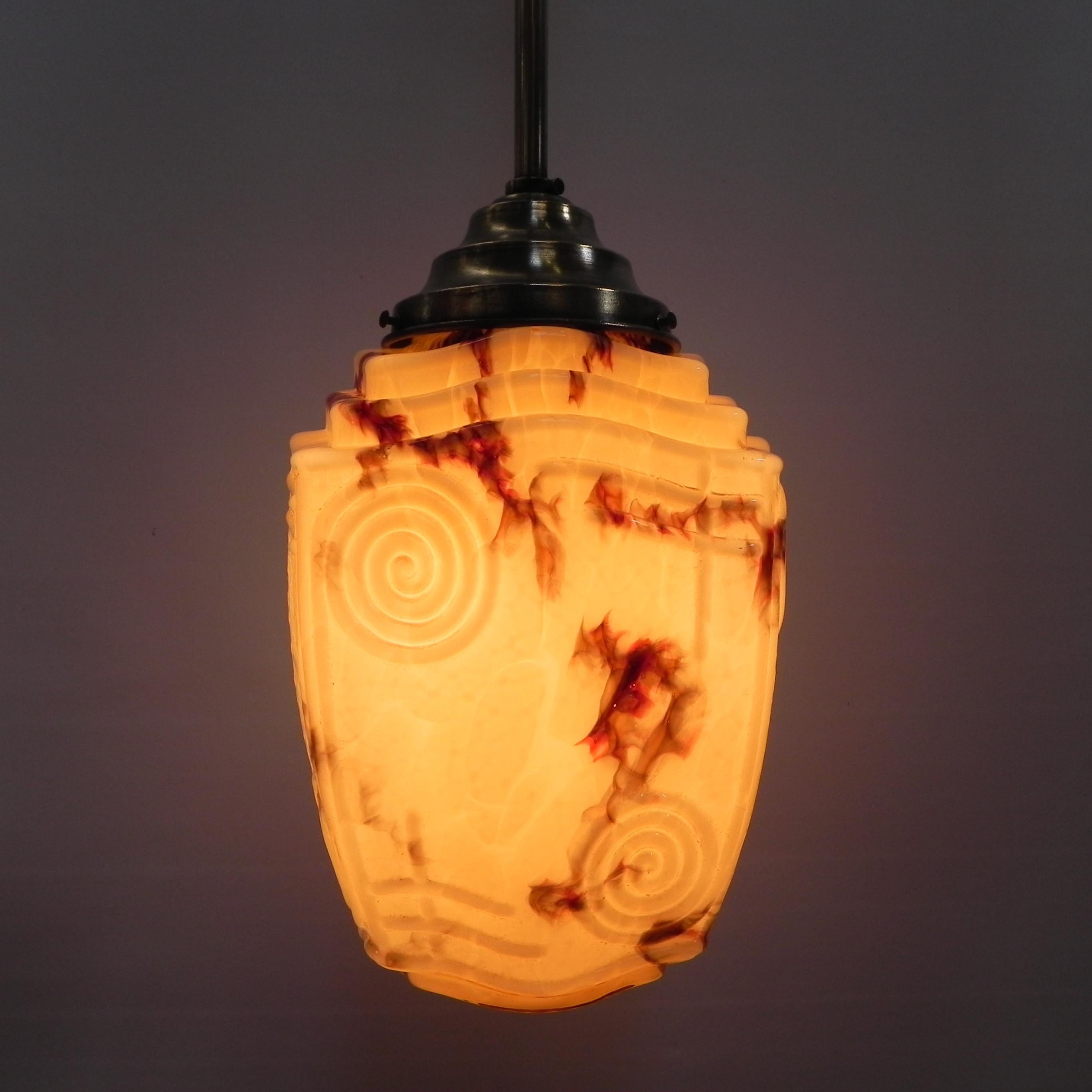 Lampe suspendue Art déco avec abat-jour en verre marbré Bon état - En vente à EINDHOVEN, NL