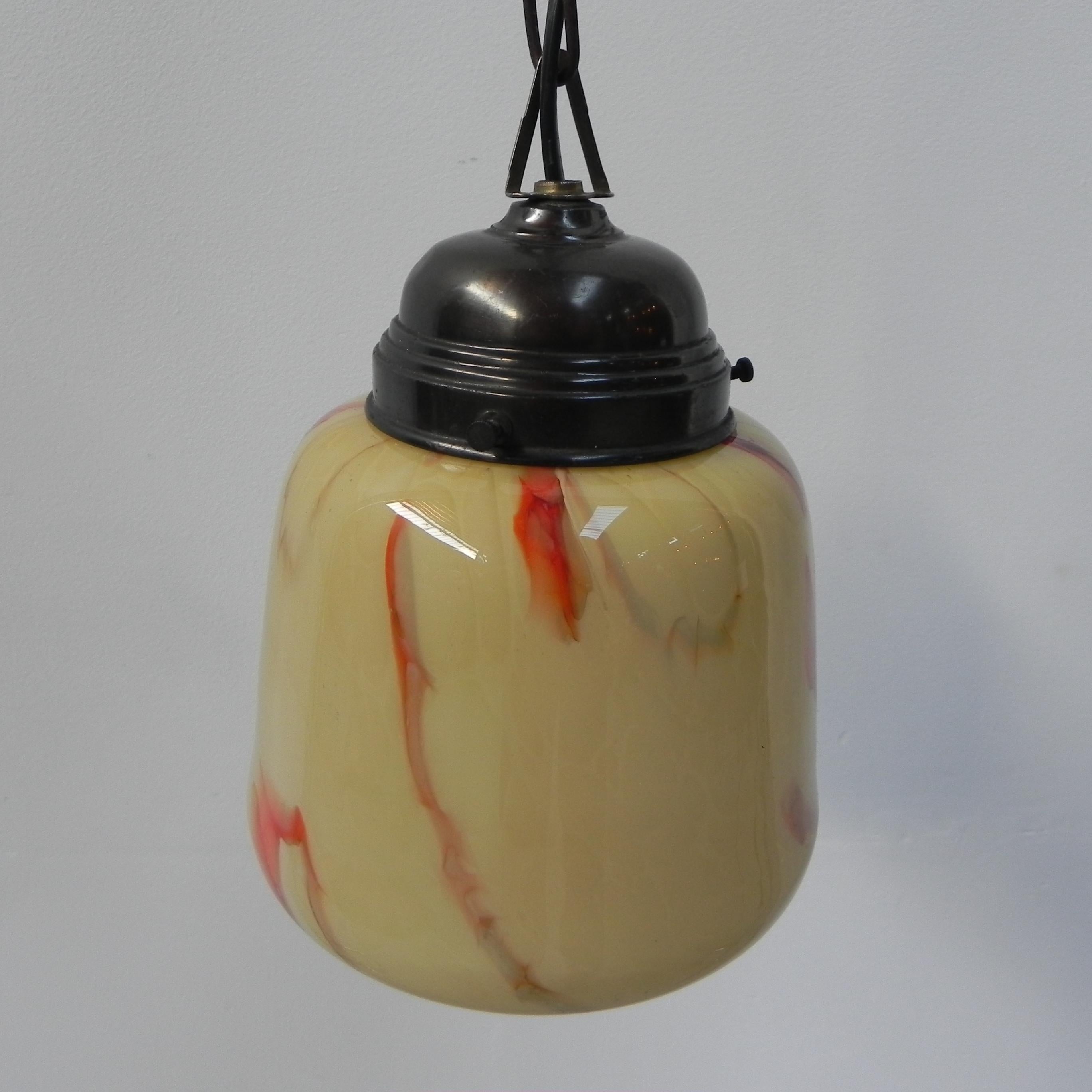 Milieu du XXe siècle Lampe suspendue Art déco avec abat-jour en verre marbré en vente