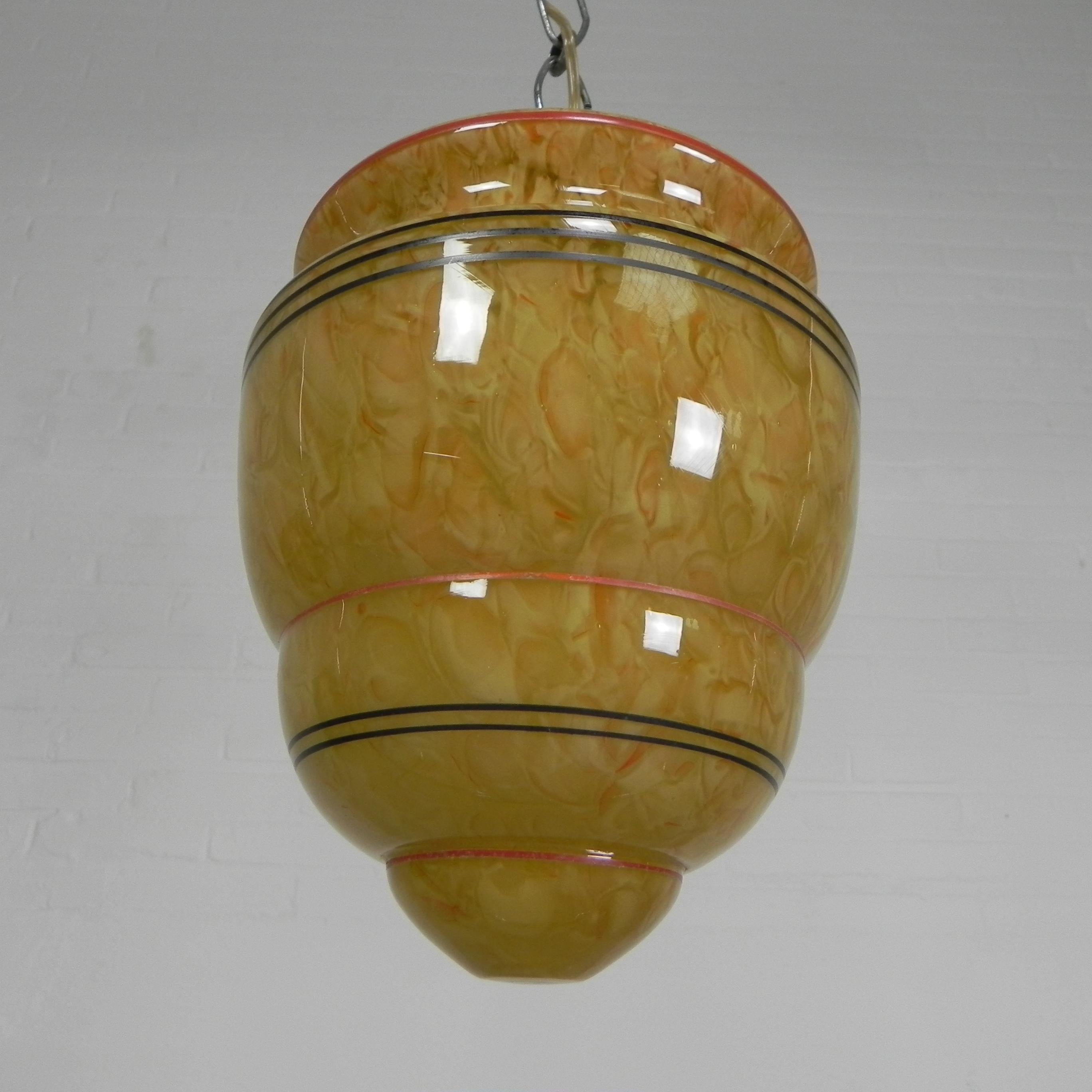 Lampe suspendue Art déco avec abat-jour en verre marbré en vente 1