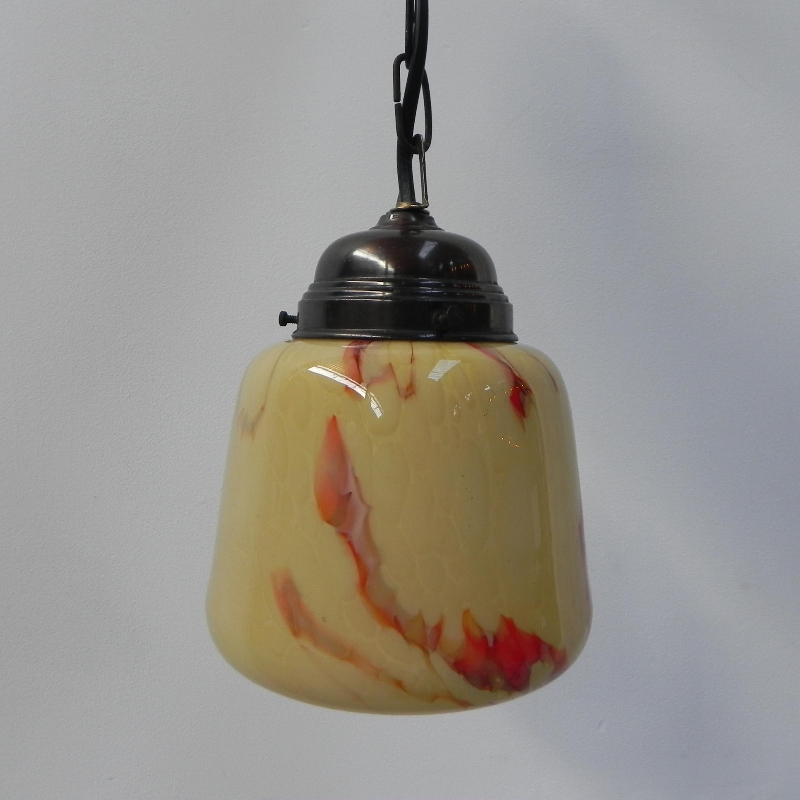 Laiton Lampe suspendue Art déco avec abat-jour en verre marbré en vente